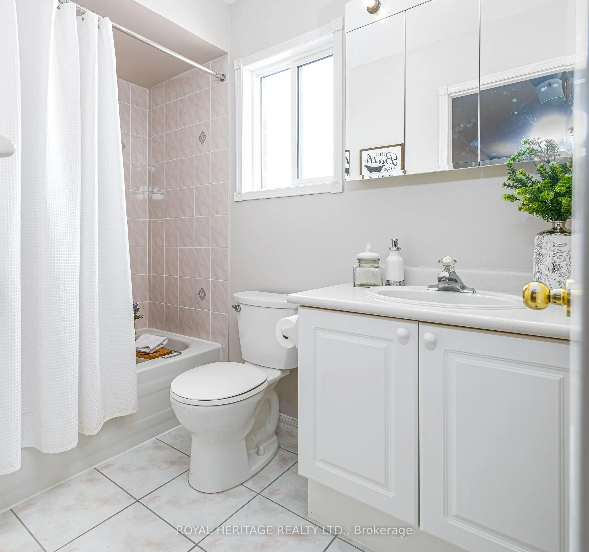 Photo 21 of 31 Downey Drive, Whitby, Brooklin — HOMEH