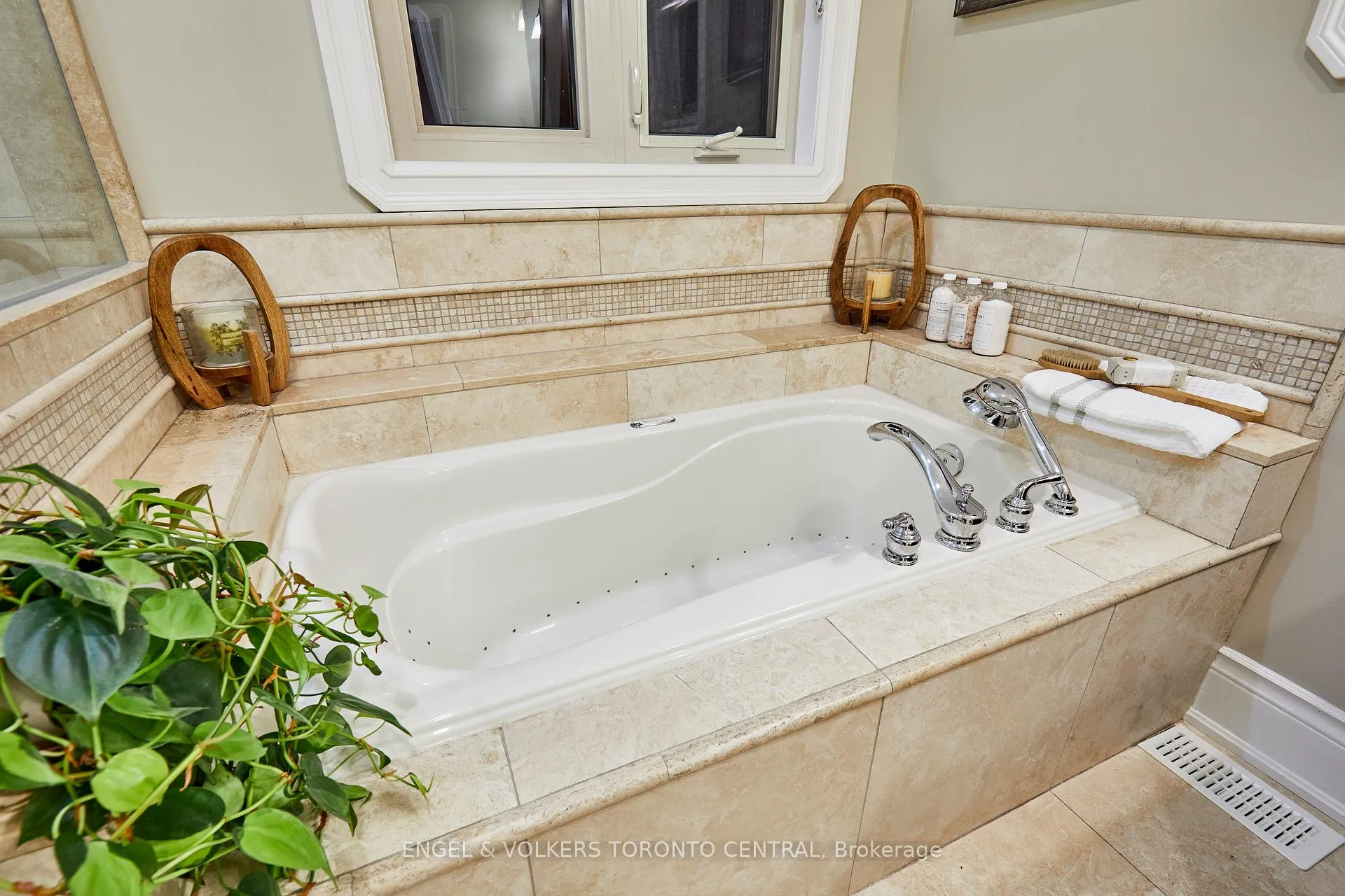 Photo 21 of 66 Varcoe Road, Clarington, Courtice — HOMEH