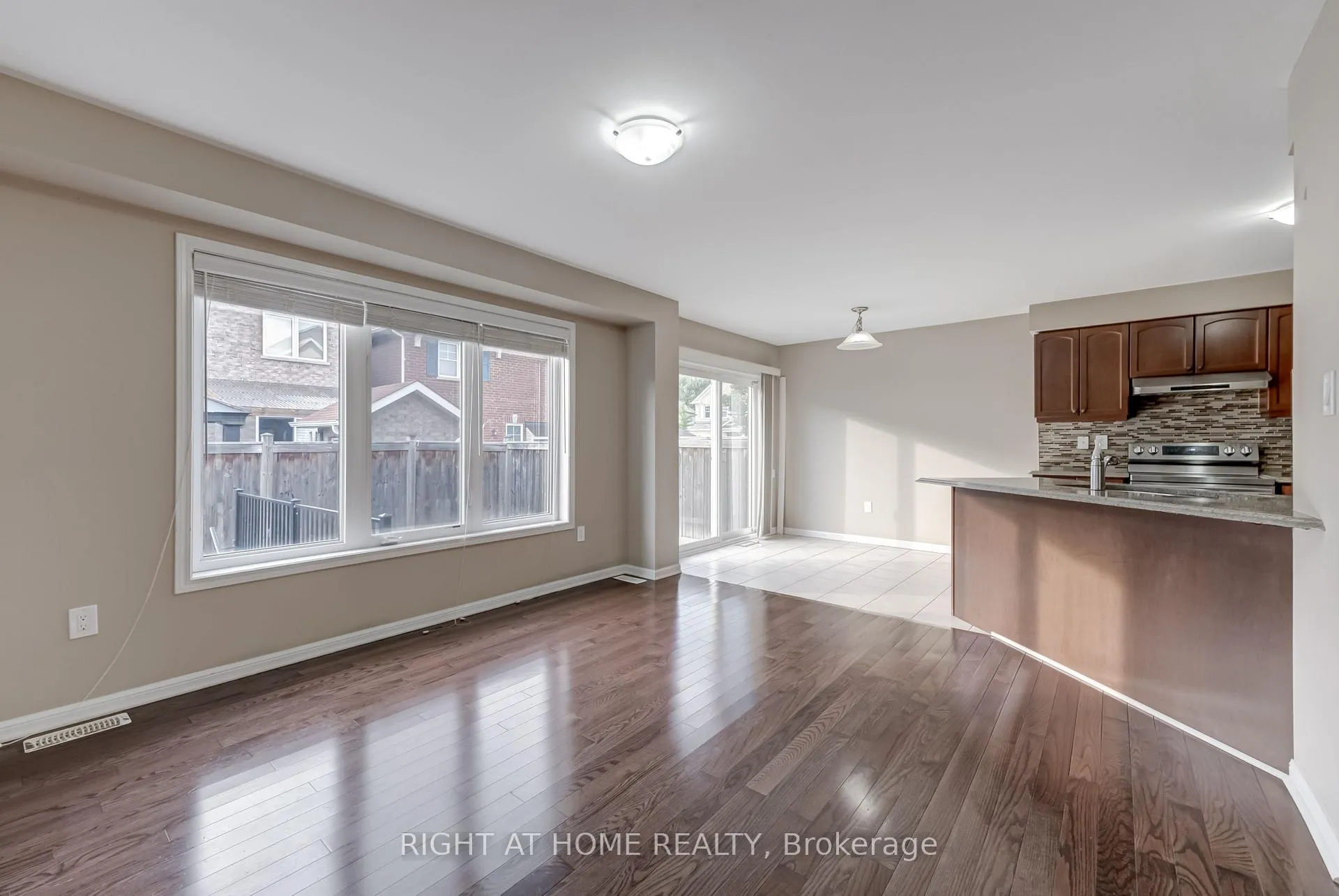 Photo 7 of 38 Aylesbury Drive, Brampton, Northwest Brampton — HOMEH