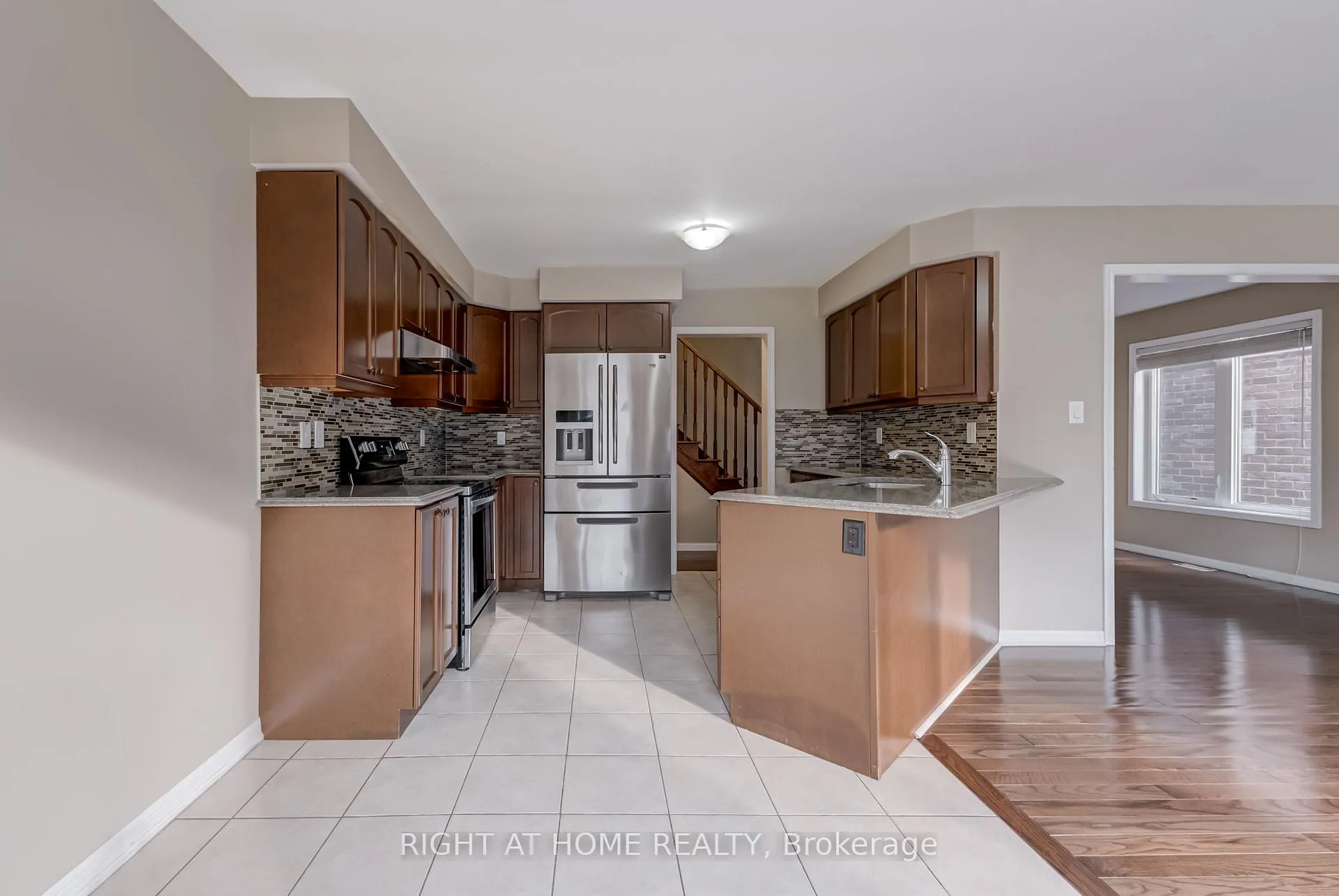 Photo 9 of 38 Aylesbury Drive, Brampton, Northwest Brampton — HOMEH