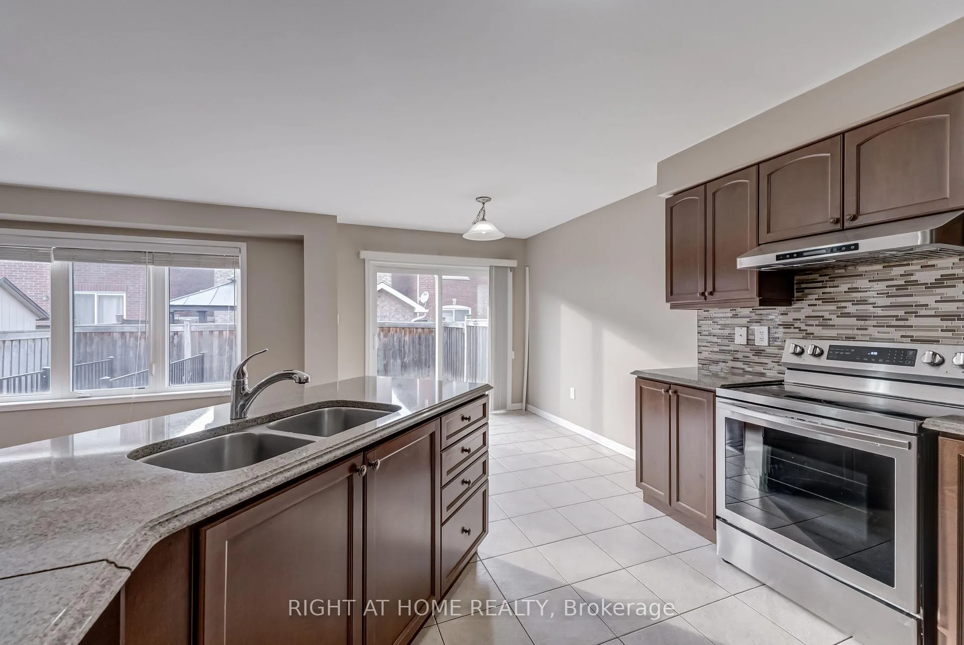 Photo 10 of 38 Aylesbury Drive, Brampton, Northwest Brampton — HOMEH