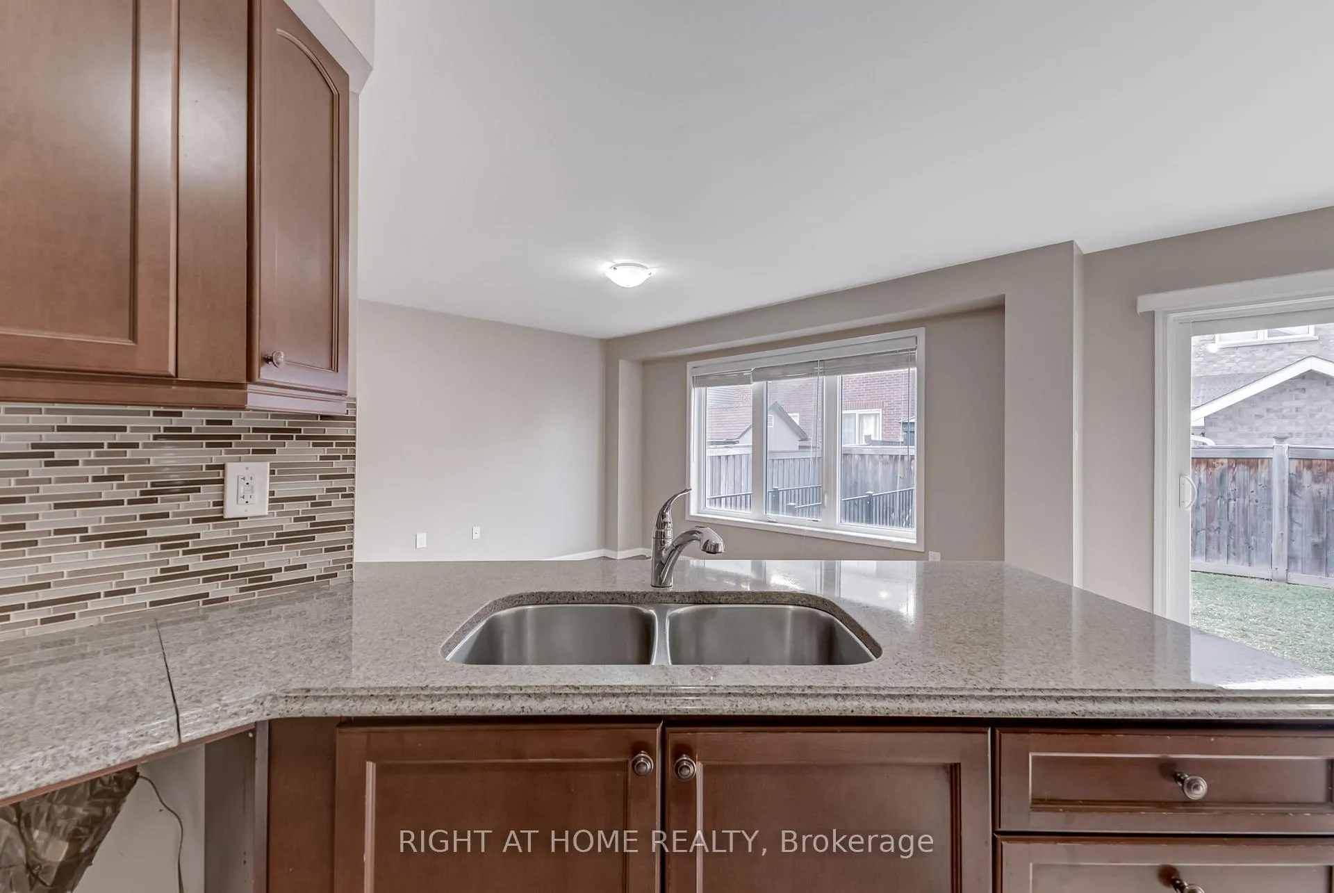 Photo 11 of 38 Aylesbury Drive, Brampton, Northwest Brampton — HOMEH