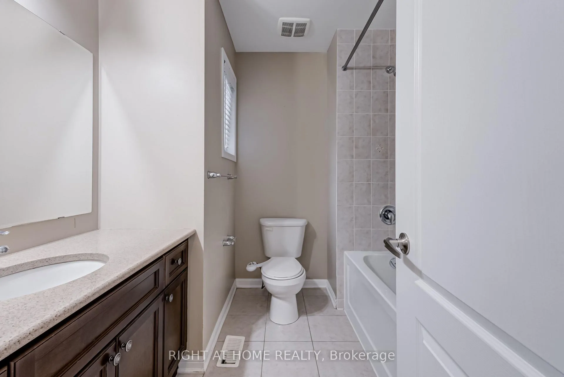 Photo 24 of 38 Aylesbury Drive, Brampton, Northwest Brampton — HOMEH