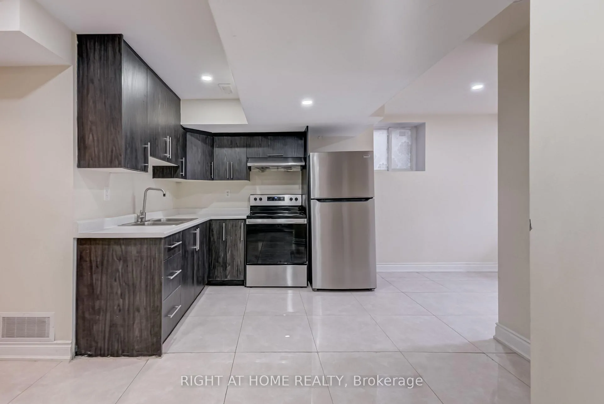 Photo 31 of 38 Aylesbury Drive, Brampton, Northwest Brampton — HOMEH