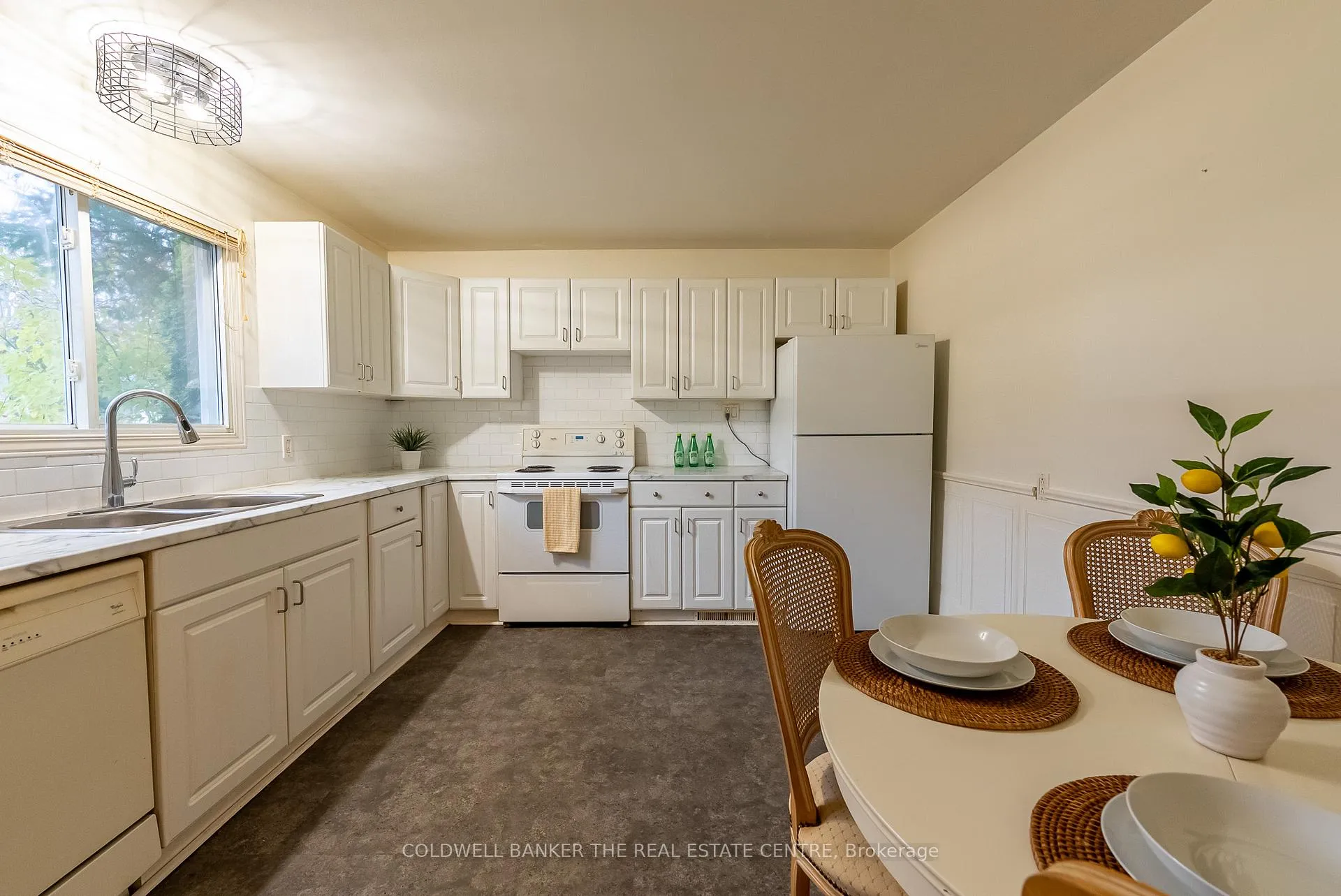 Photo 3 of 390 Fairview Drive, Gravenhurst, Muskoka (S) — HOMEH