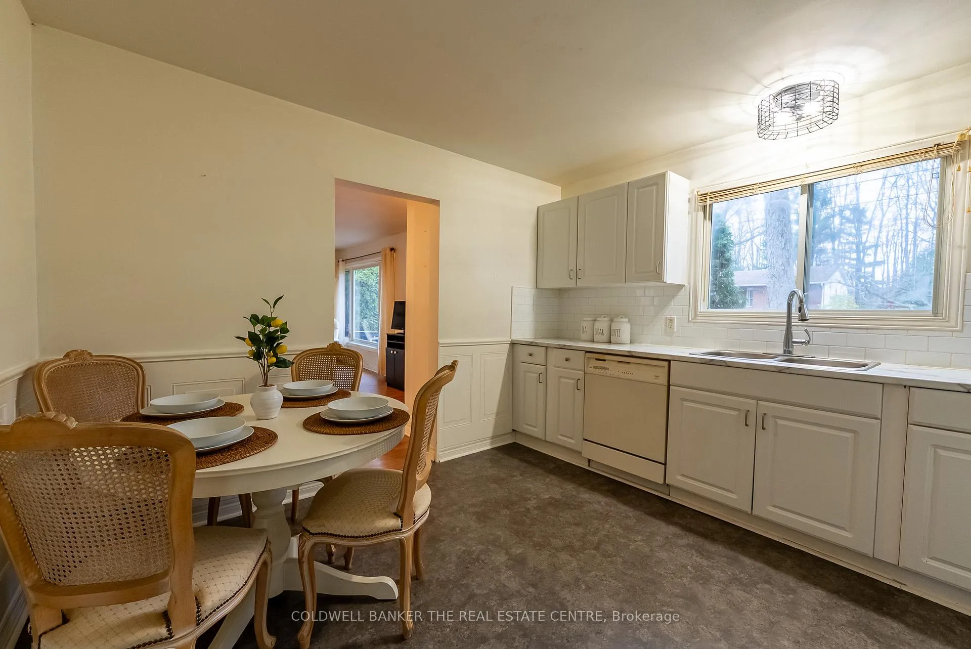Photo 4 of 390 Fairview Drive, Gravenhurst, Muskoka (S) — HOMEH