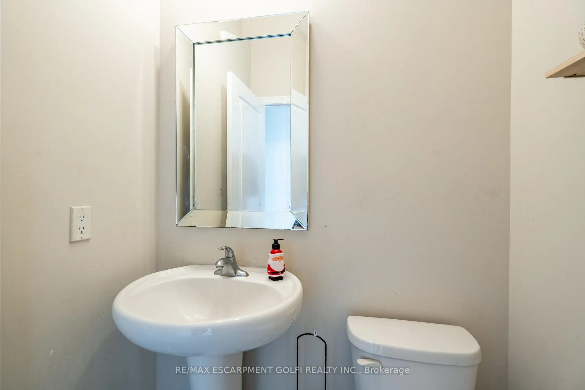 Photo 5 of Unit 40, 98 Shoreview Place, Hamilton, Lakeshore — HOMEH