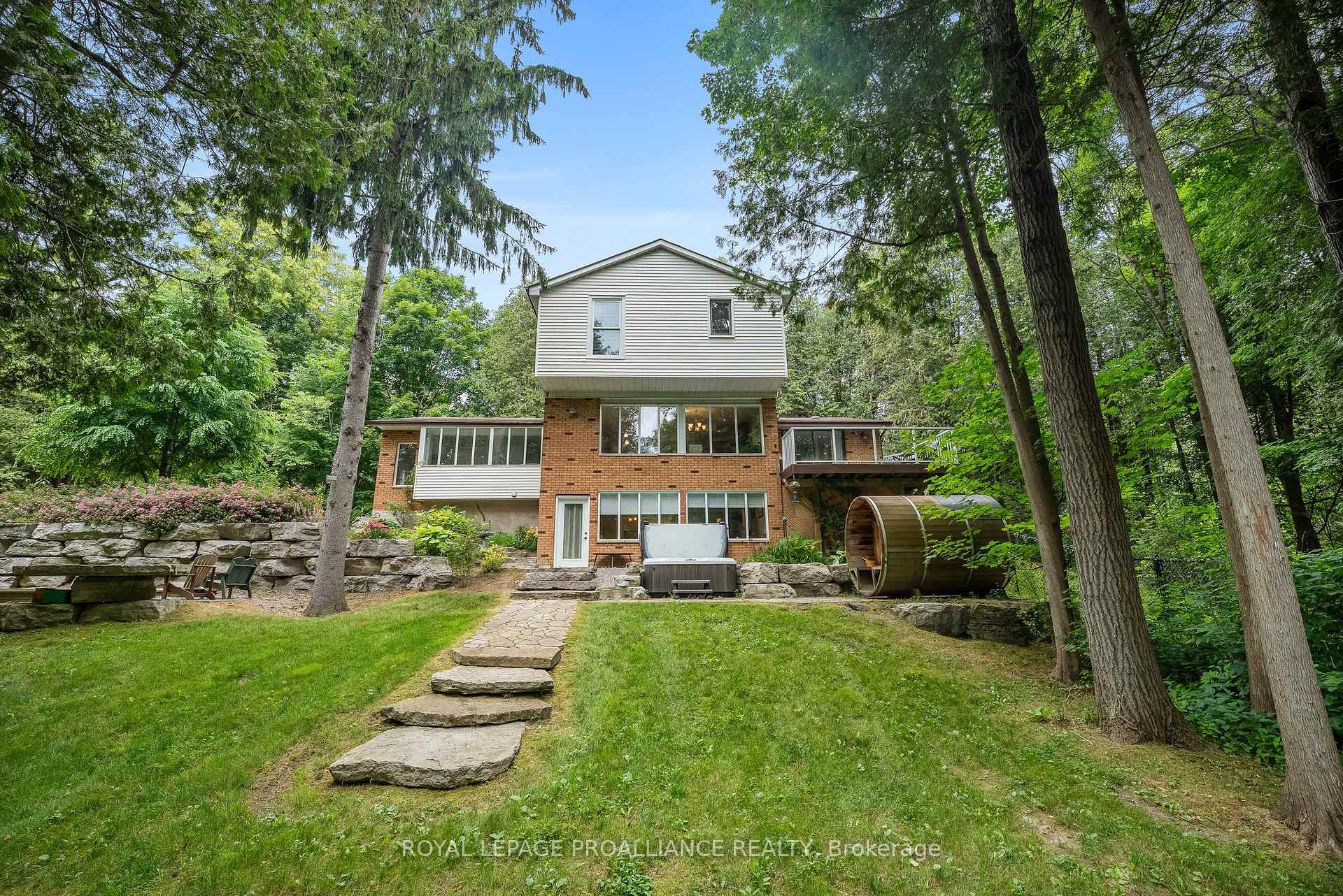 Photo 1 of 11 Pamela Court, Clarington, Bowmanville — HOMEH
