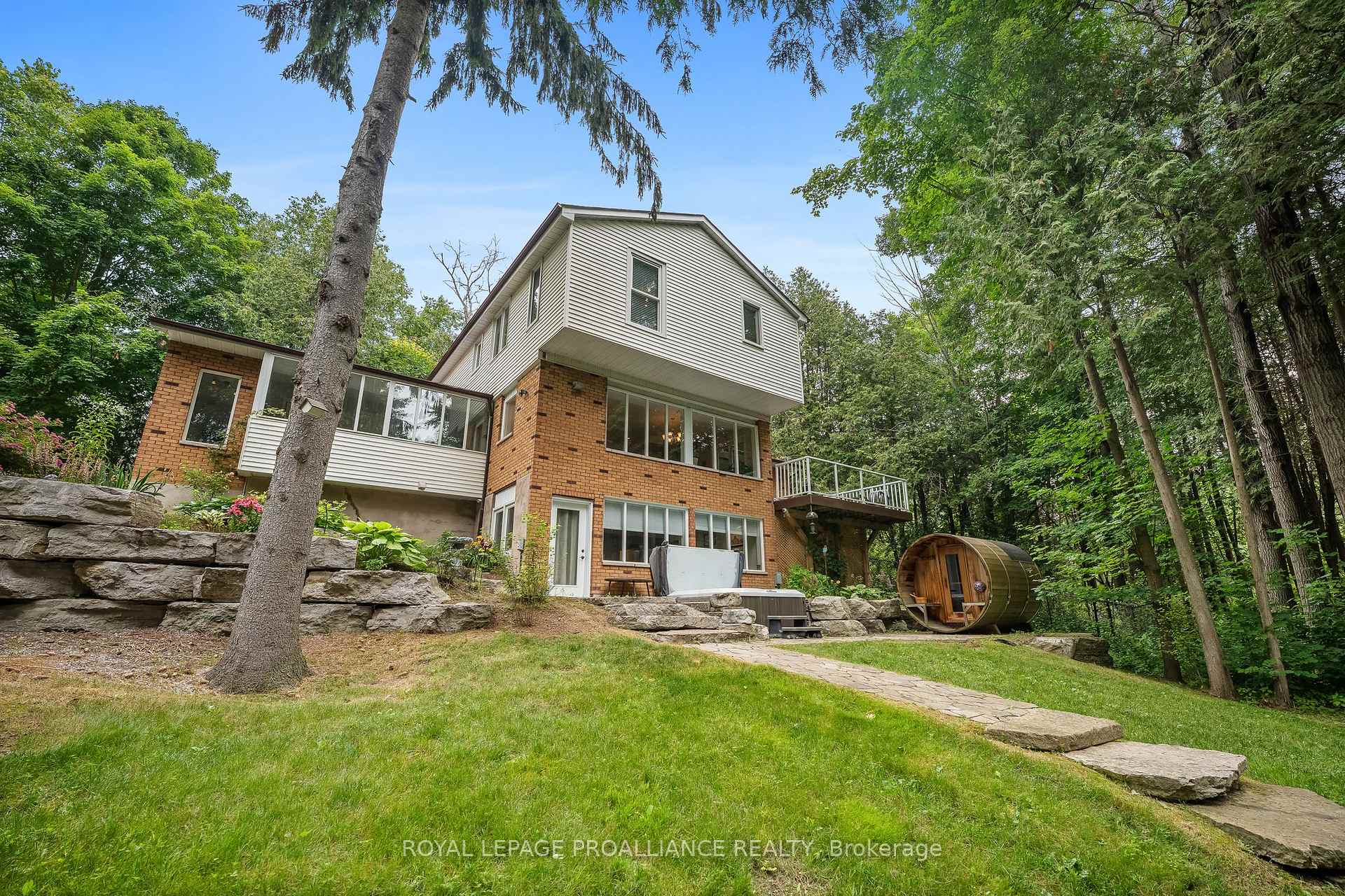 Photo 2 of 11 Pamela Court, Clarington, Bowmanville — HOMEH