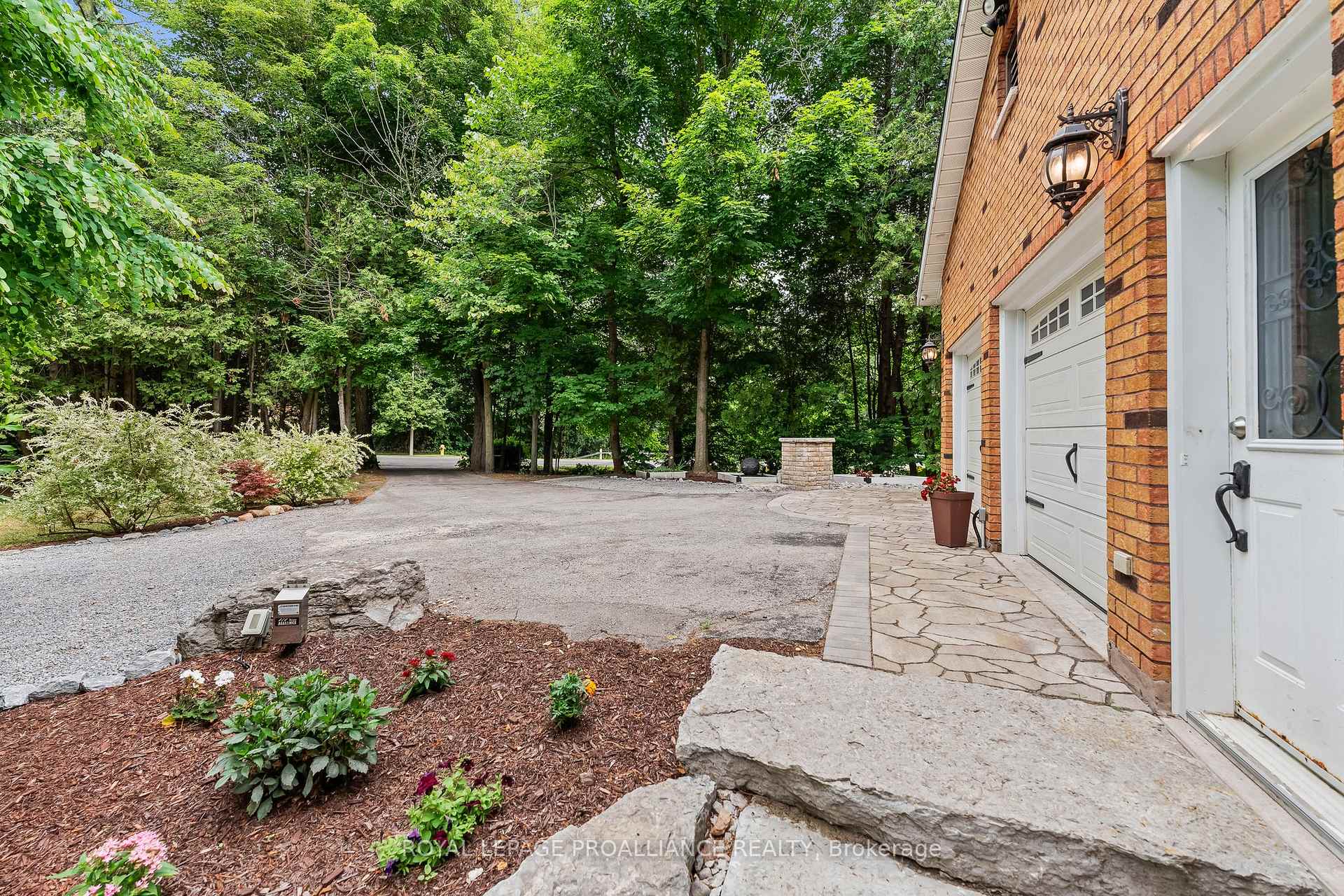 Photo 3 of 11 Pamela Court, Clarington, Bowmanville — HOMEH