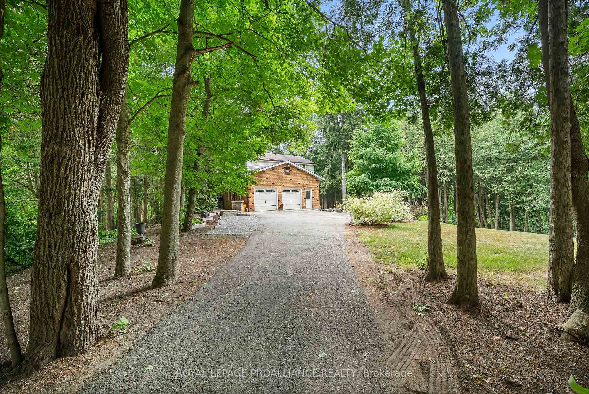 Photo 4 of 11 Pamela Court, Clarington, Bowmanville — HOMEH