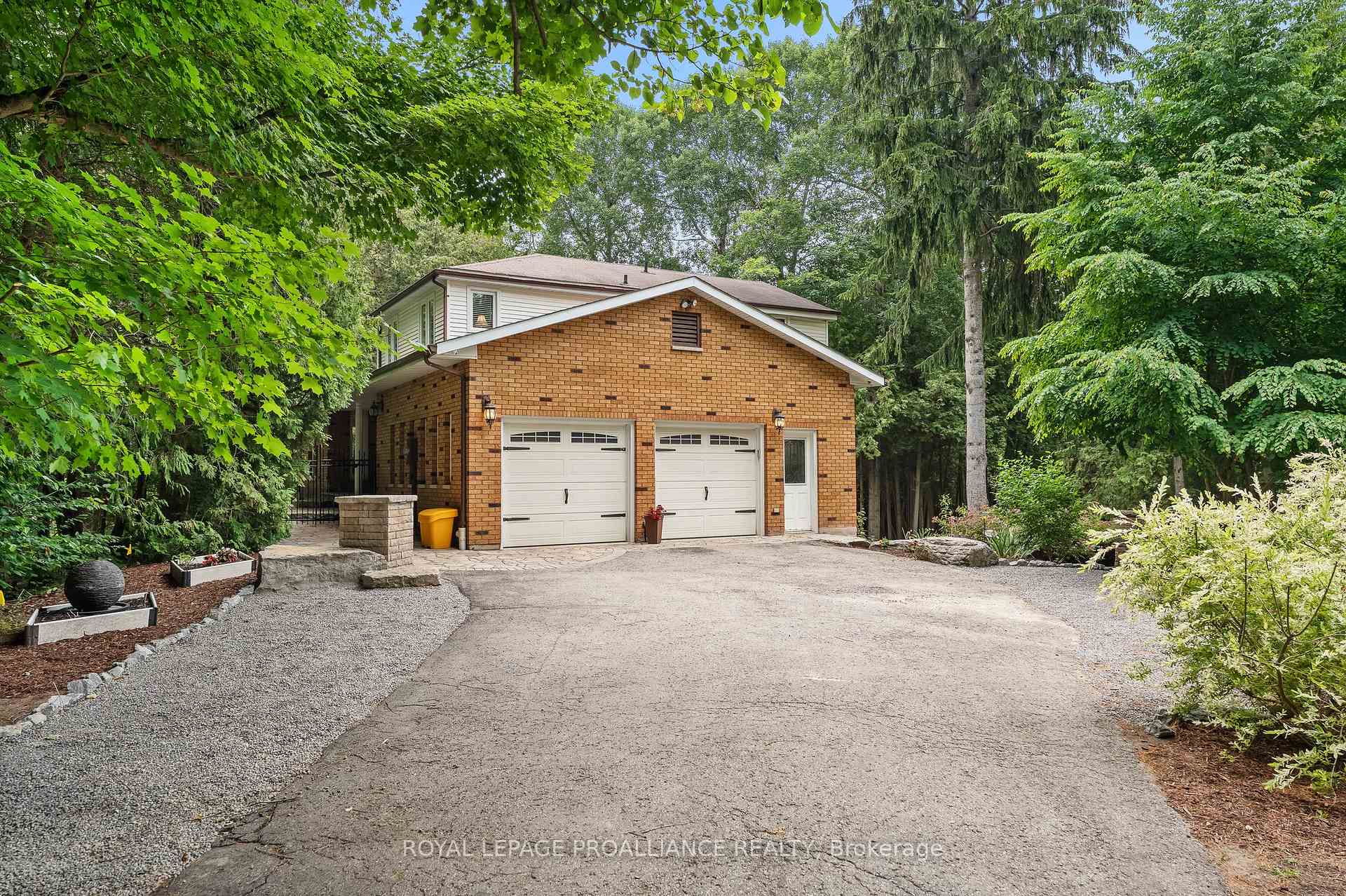 Photo 5 of 11 Pamela Court, Clarington, Bowmanville — HOMEH