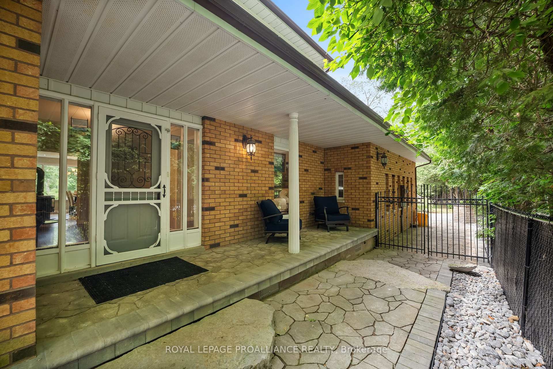 Photo 8 of 11 Pamela Court, Clarington, Bowmanville — HOMEH