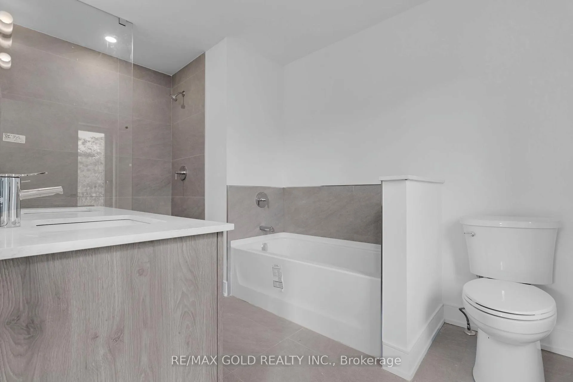 Photo 18 of Unit 2303, 26 Desiree Place, Caledon, Bolton West — HOMEH