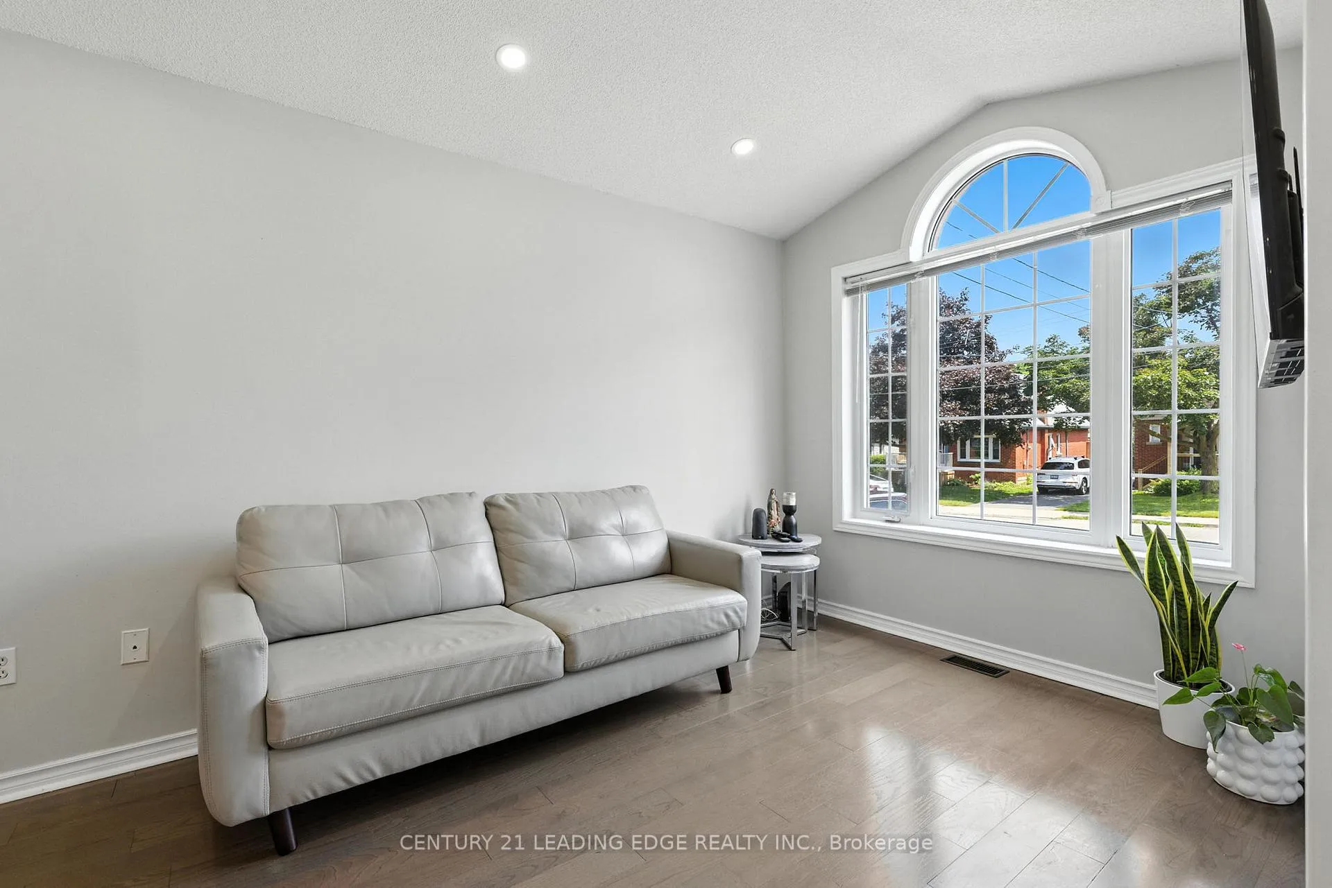 Photo 5 of 286 E 12TH Street, Hamilton, Inch Park — HOMEH