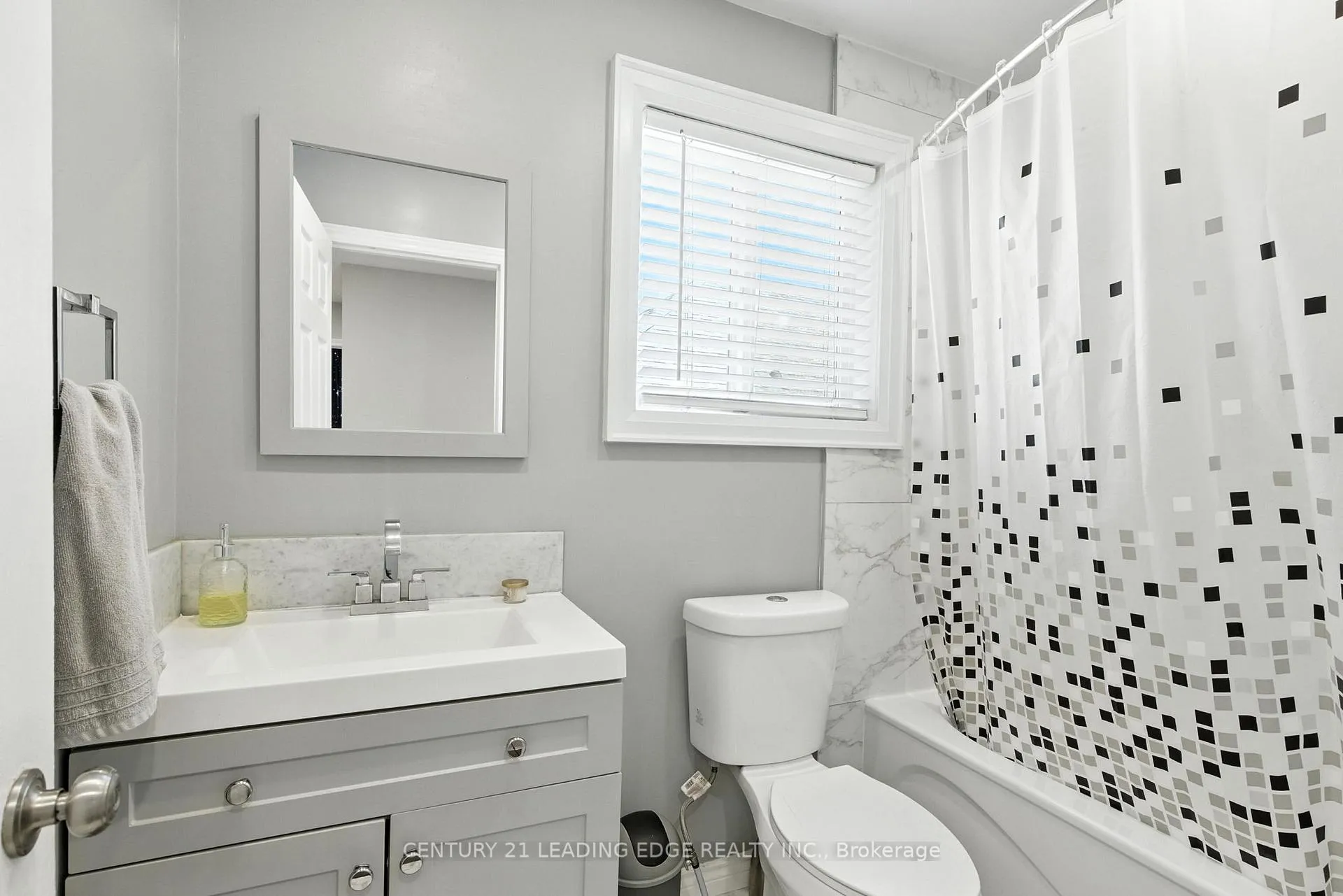 Photo 14 of 286 E 12TH Street, Hamilton, Inch Park — HOMEH