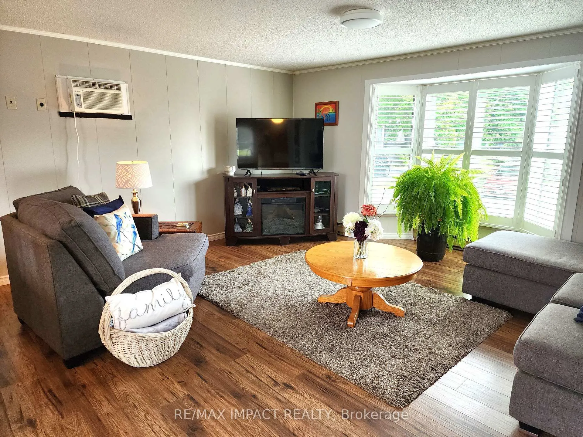 Photo 5 of 4 Champlain Court, Clarington, Newcastle — HOMEH