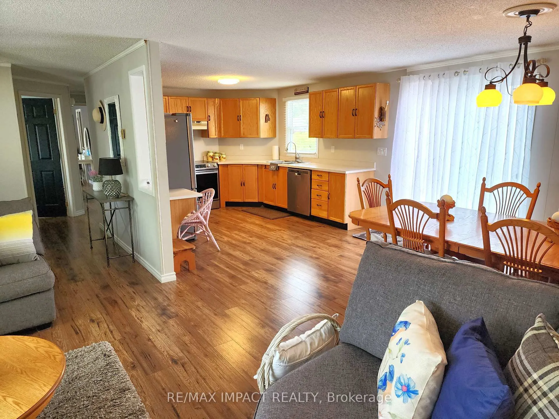 Photo 6 of 4 Champlain Court, Clarington, Newcastle — HOMEH