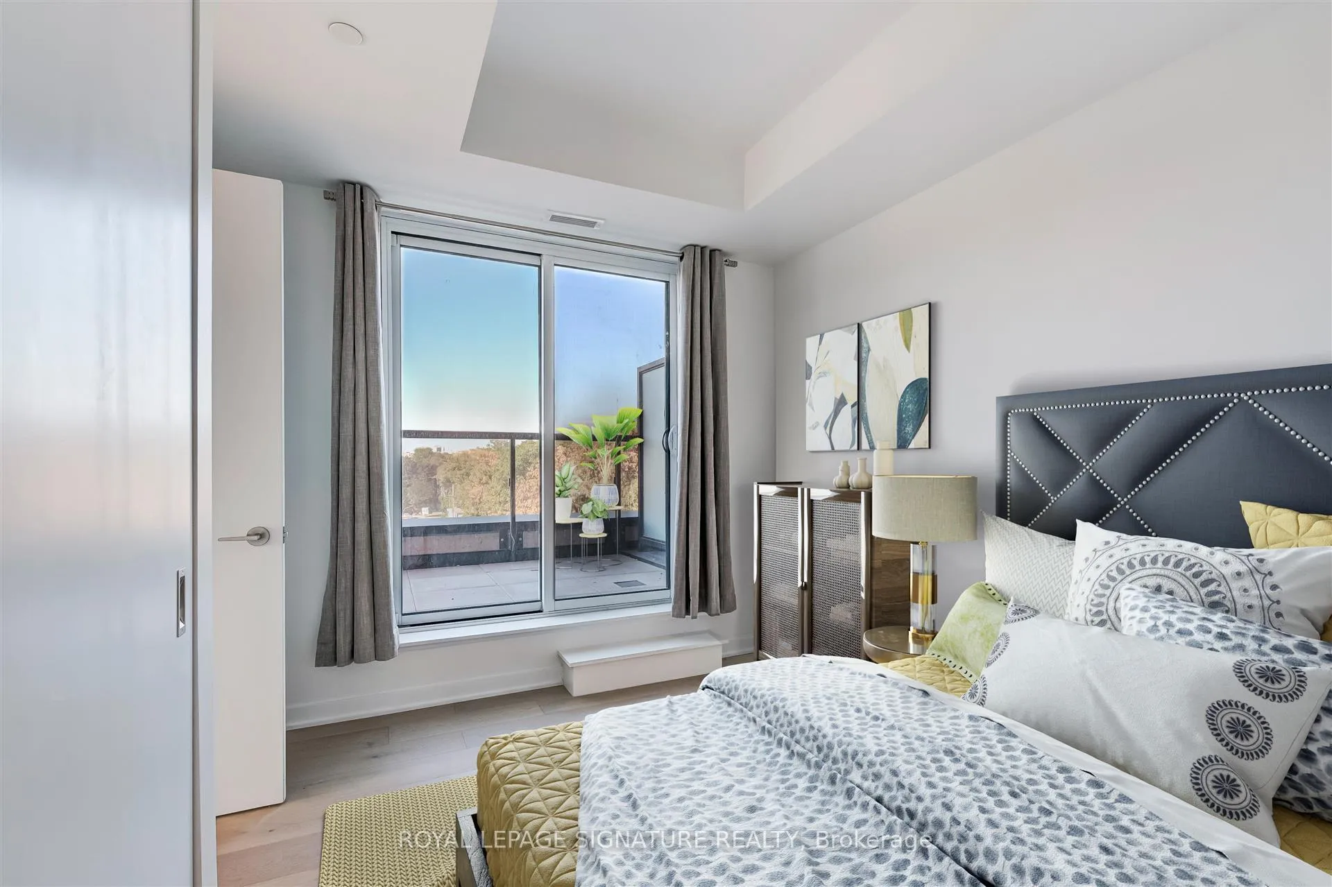 Photo 5 of Unit 501, 185 Alberta Avenue, Toronto, Oakwood Village — HOMEH