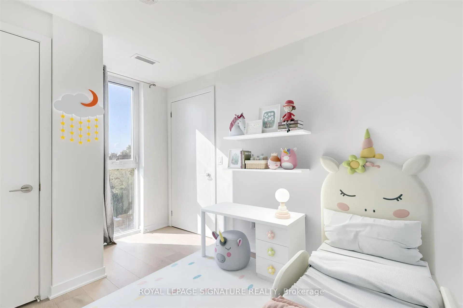 Photo 6 of Unit 501, 185 Alberta Avenue, Toronto, Oakwood Village — HOMEH
