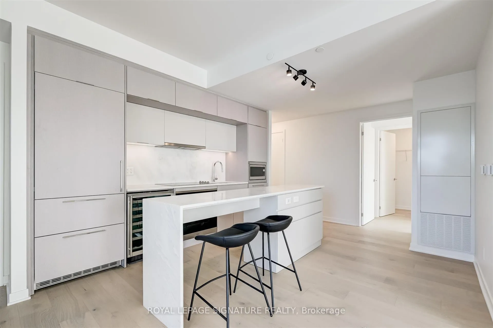 Photo 9 of Unit 501, 185 Alberta Avenue, Toronto, Oakwood Village — HOMEH