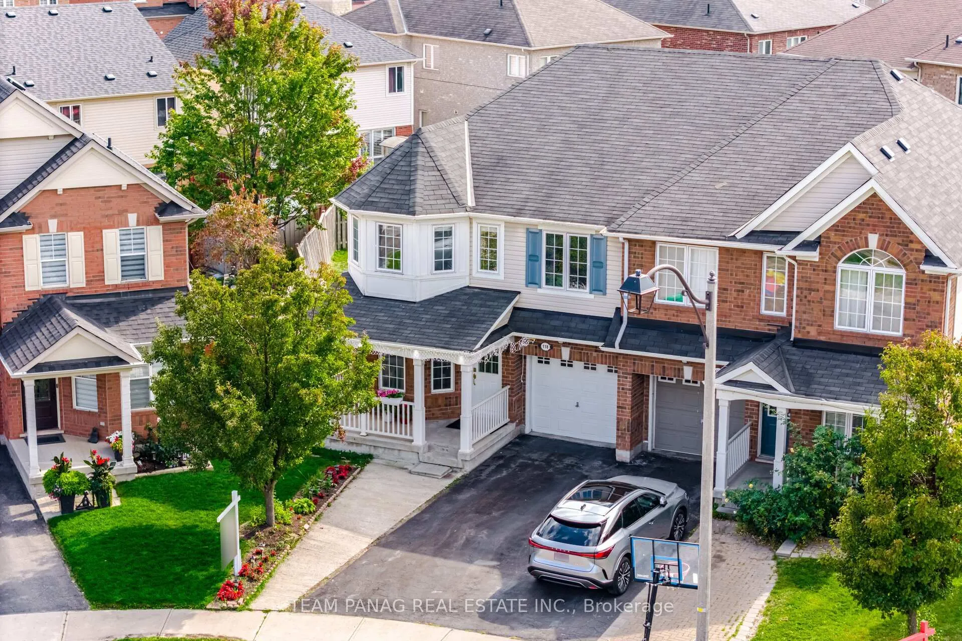 Photo 2 of 118 Decker Hollow Circle, Brampton, Credit Valley — HOMEH