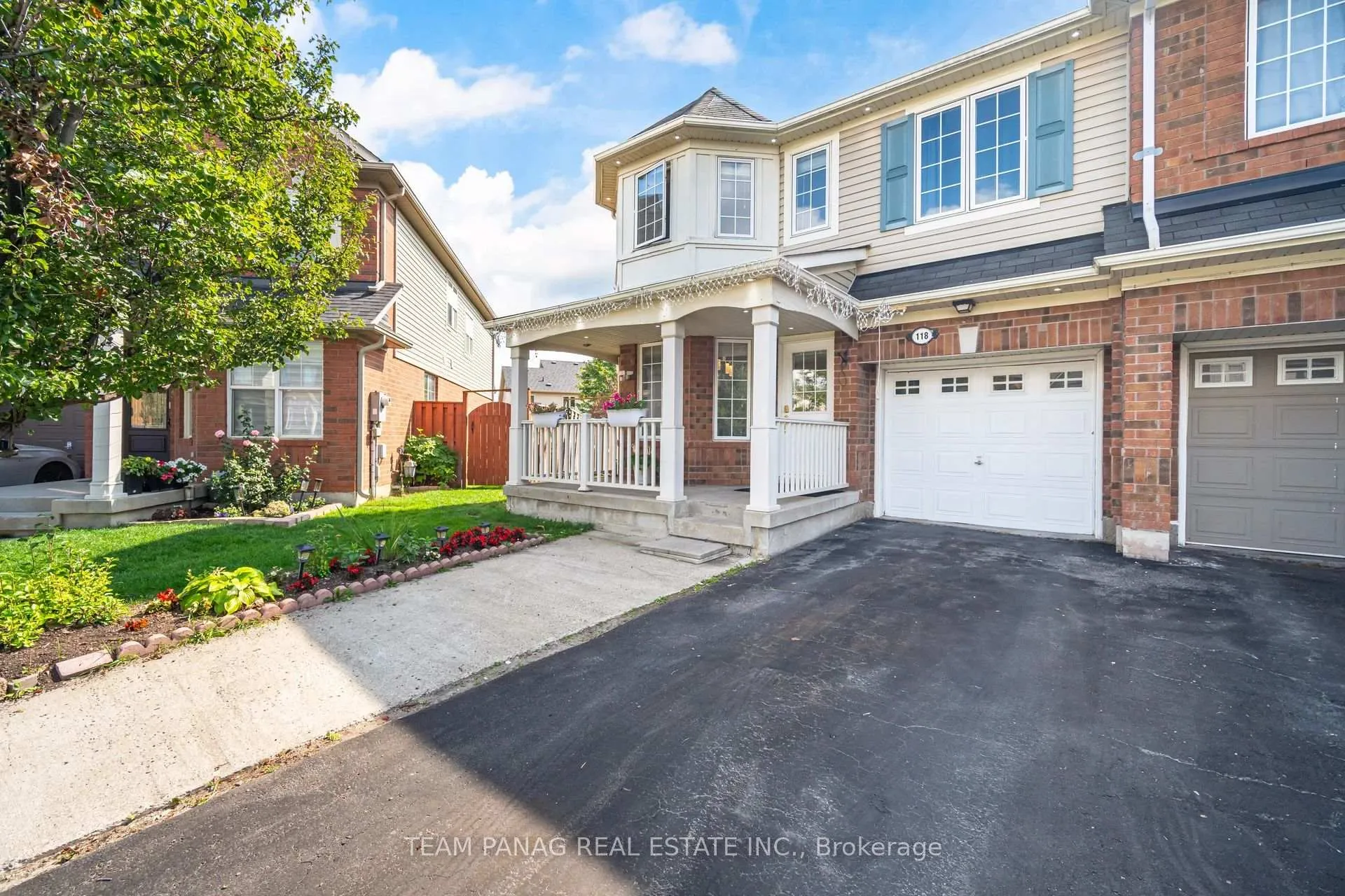 Photo 3 of 118 Decker Hollow Circle, Brampton, Credit Valley — HOMEH