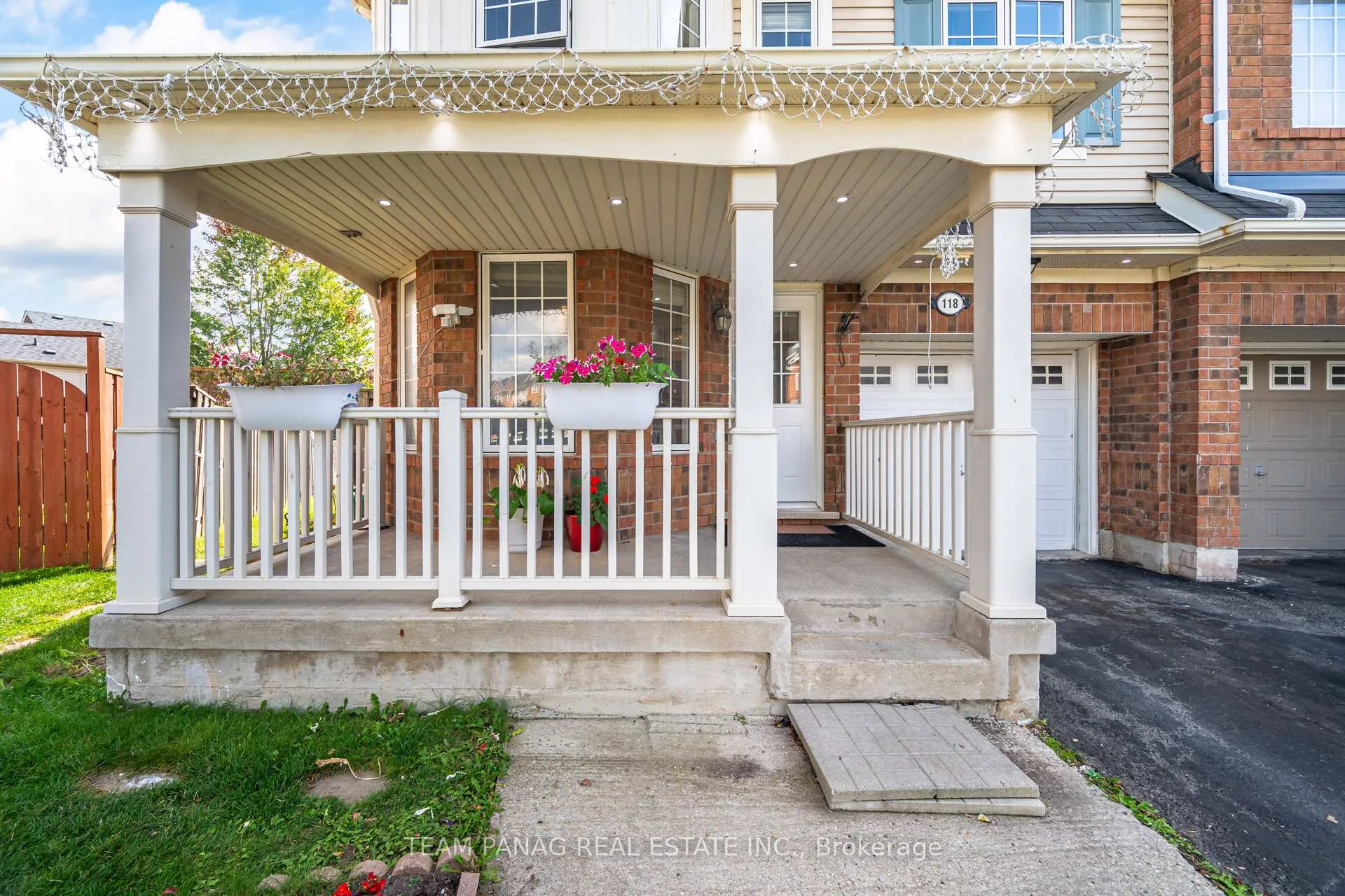 Photo 4 of 118 Decker Hollow Circle, Brampton, Credit Valley — HOMEH
