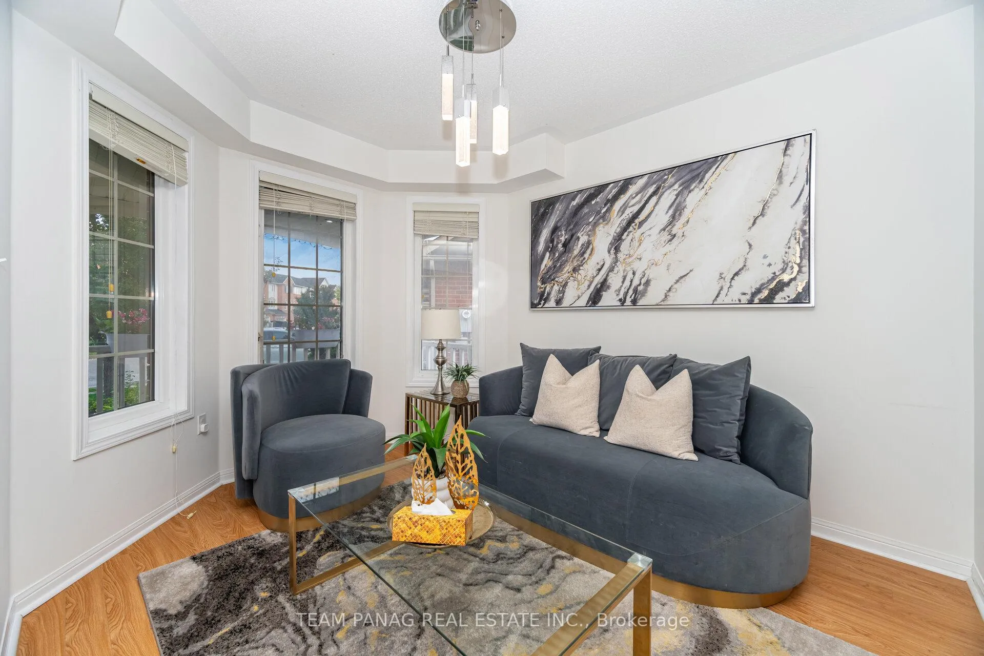 Photo 5 of 118 Decker Hollow Circle, Brampton, Credit Valley — HOMEH