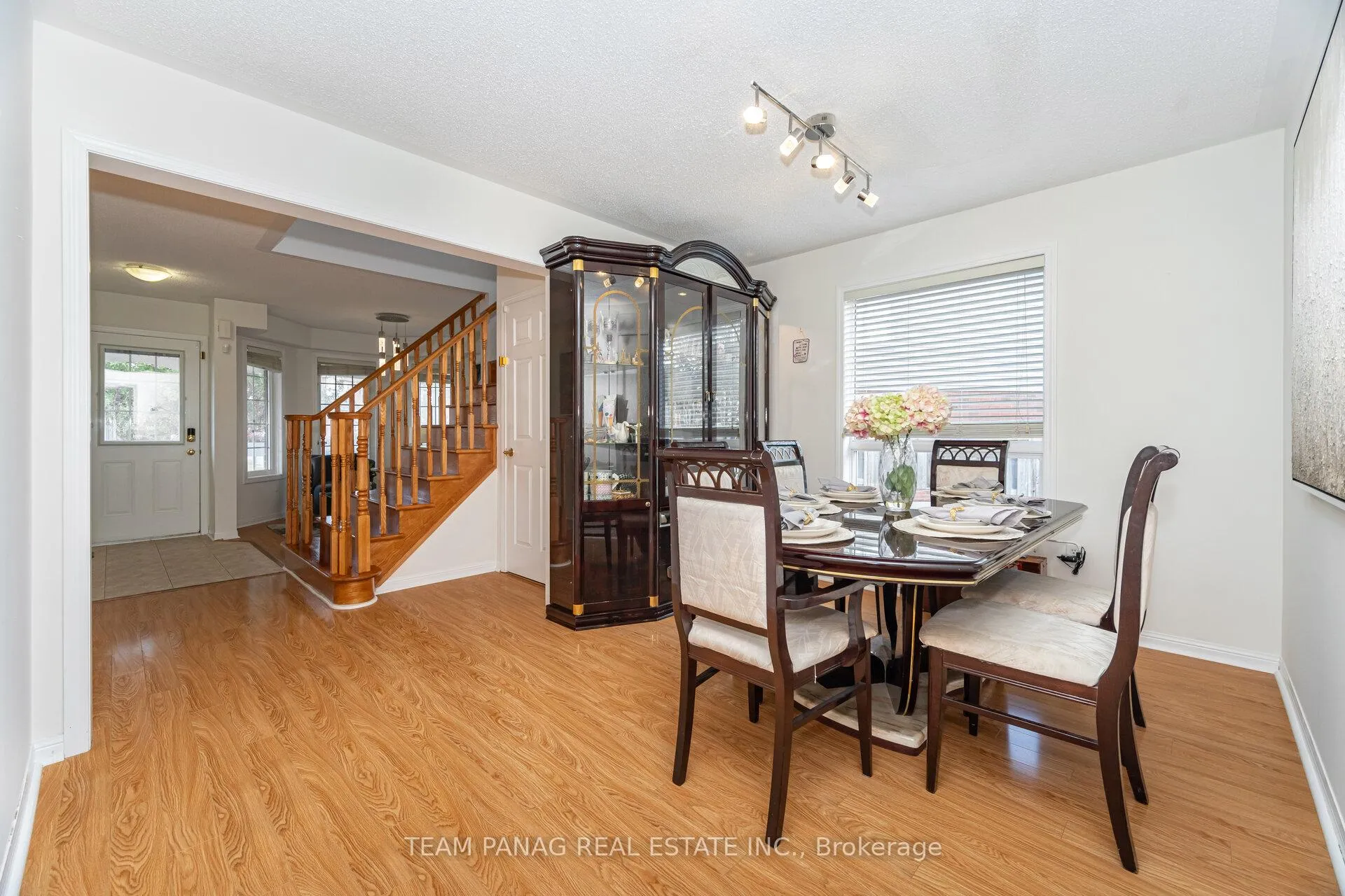 Photo 7 of 118 Decker Hollow Circle, Brampton, Credit Valley — HOMEH