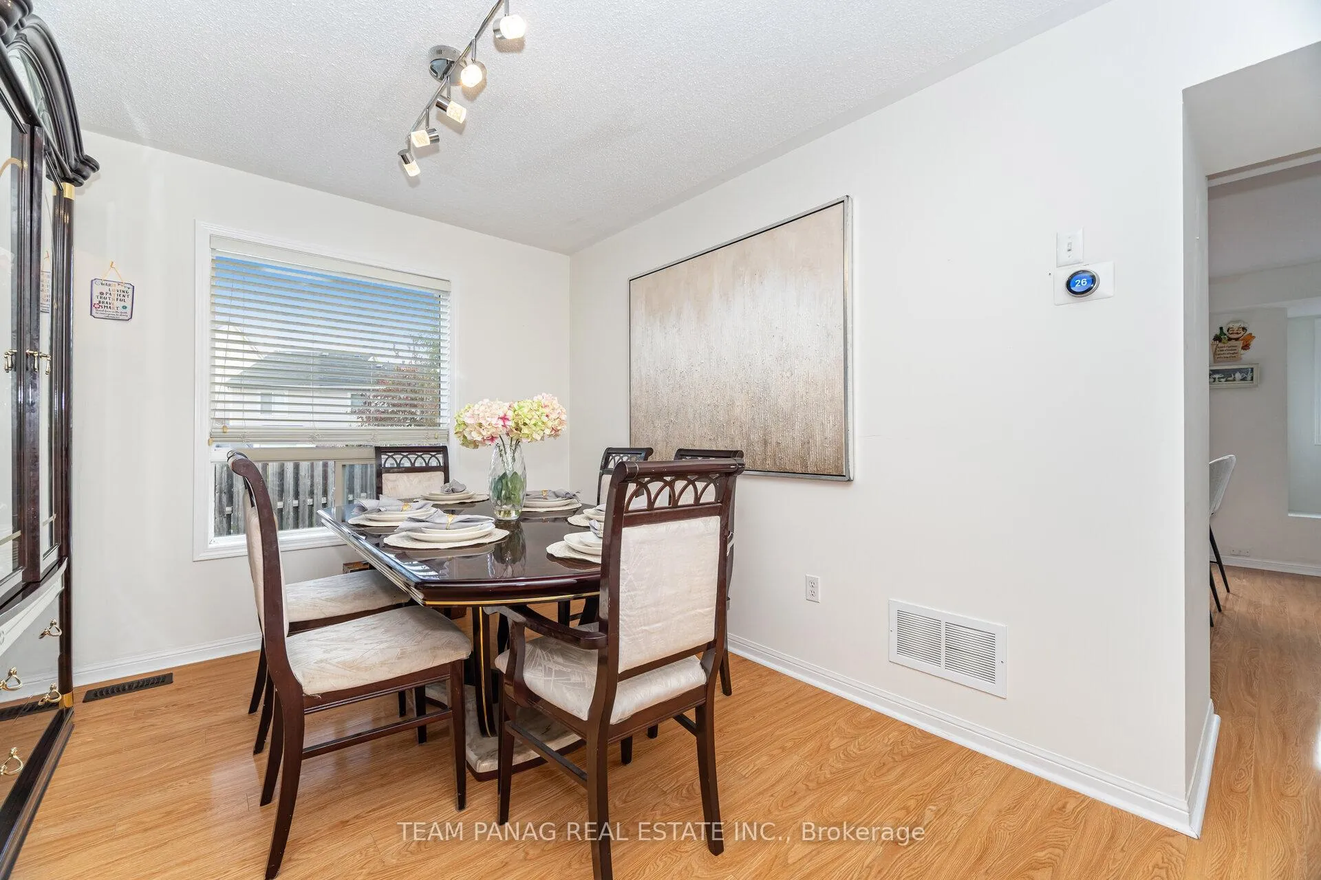 Photo 8 of 118 Decker Hollow Circle, Brampton, Credit Valley — HOMEH