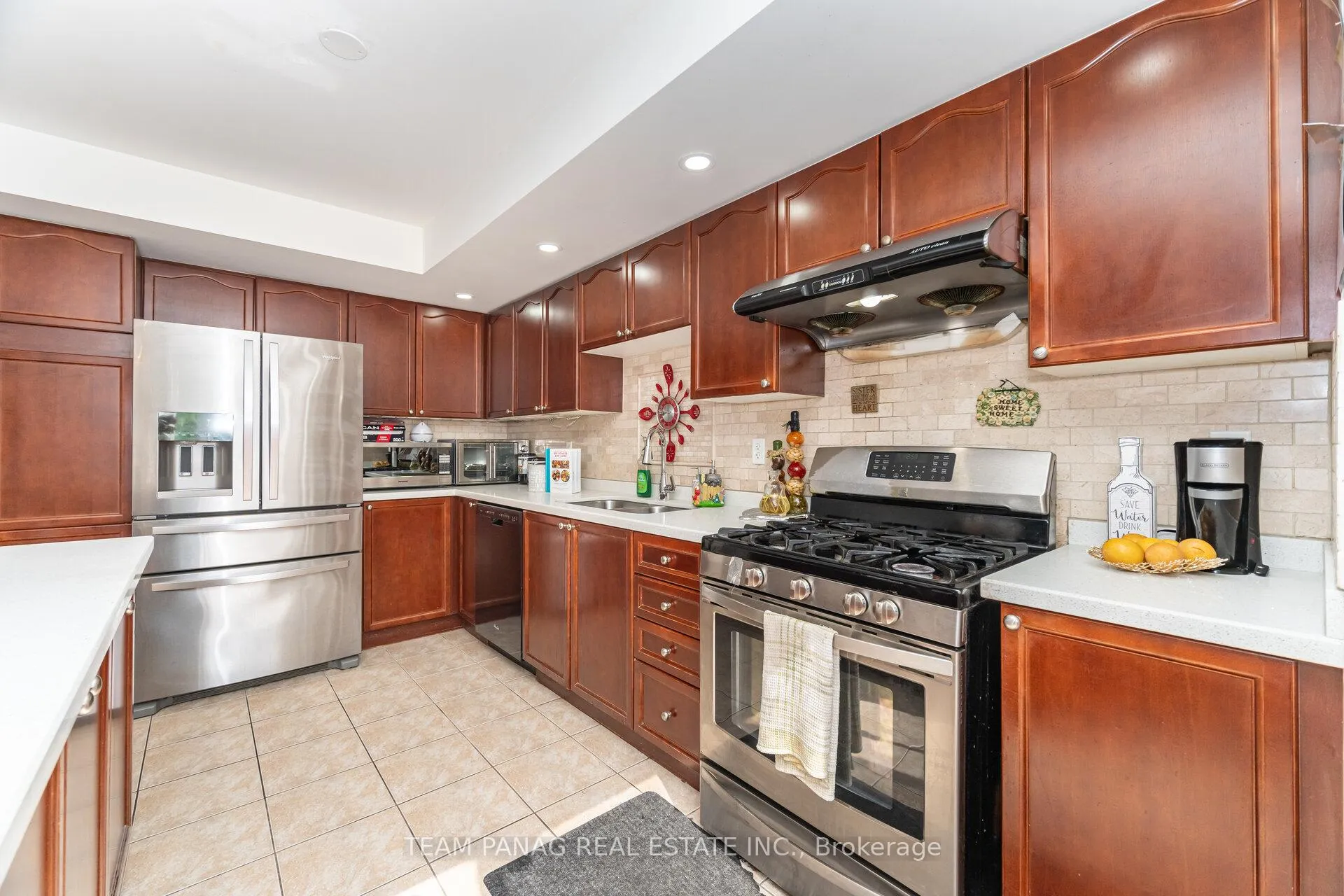 Photo 12 of 118 Decker Hollow Circle, Brampton, Credit Valley — HOMEH