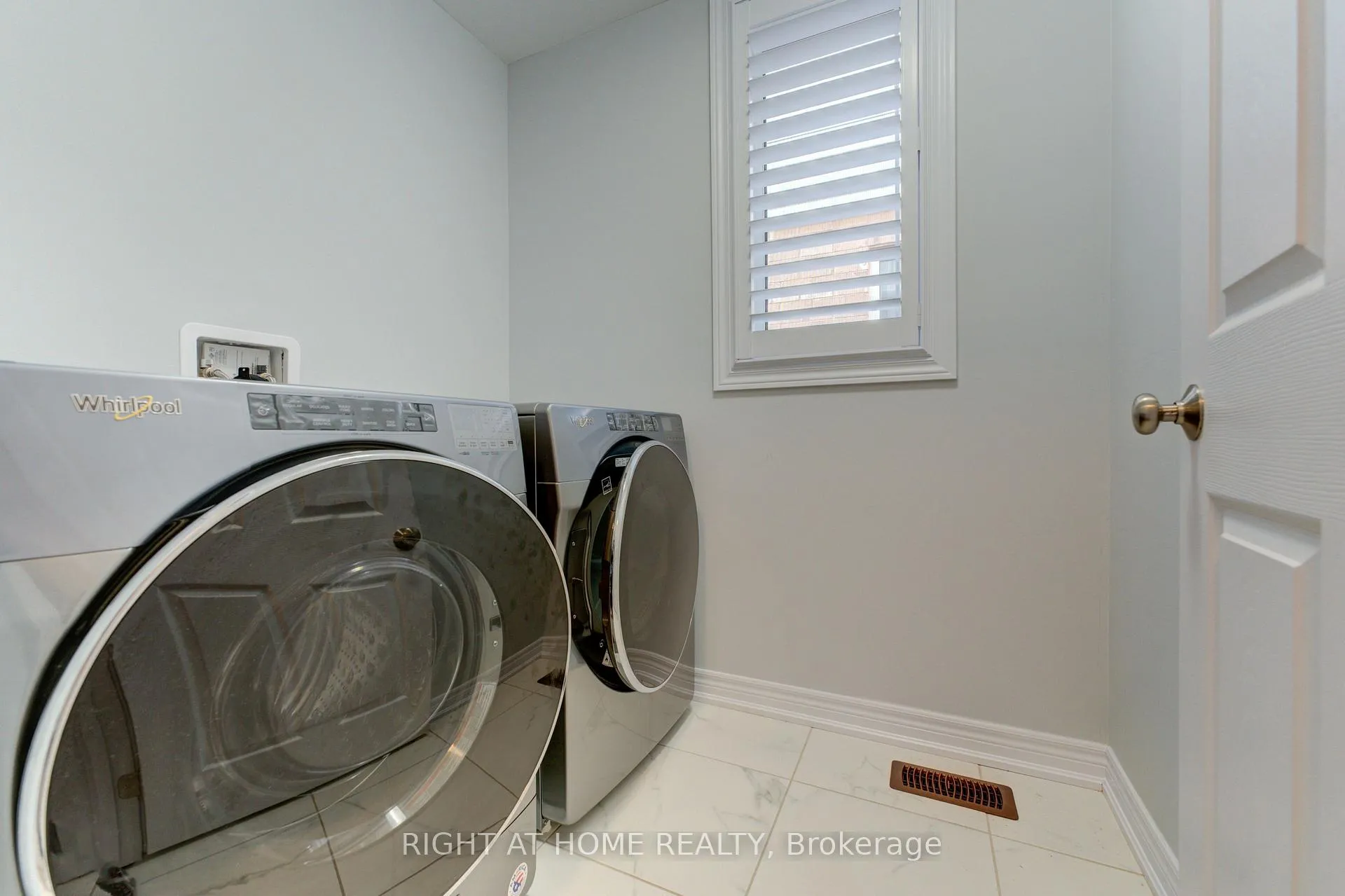 Photo 13 of 39 Drake Avenue, Brant, Paris — HOMEH