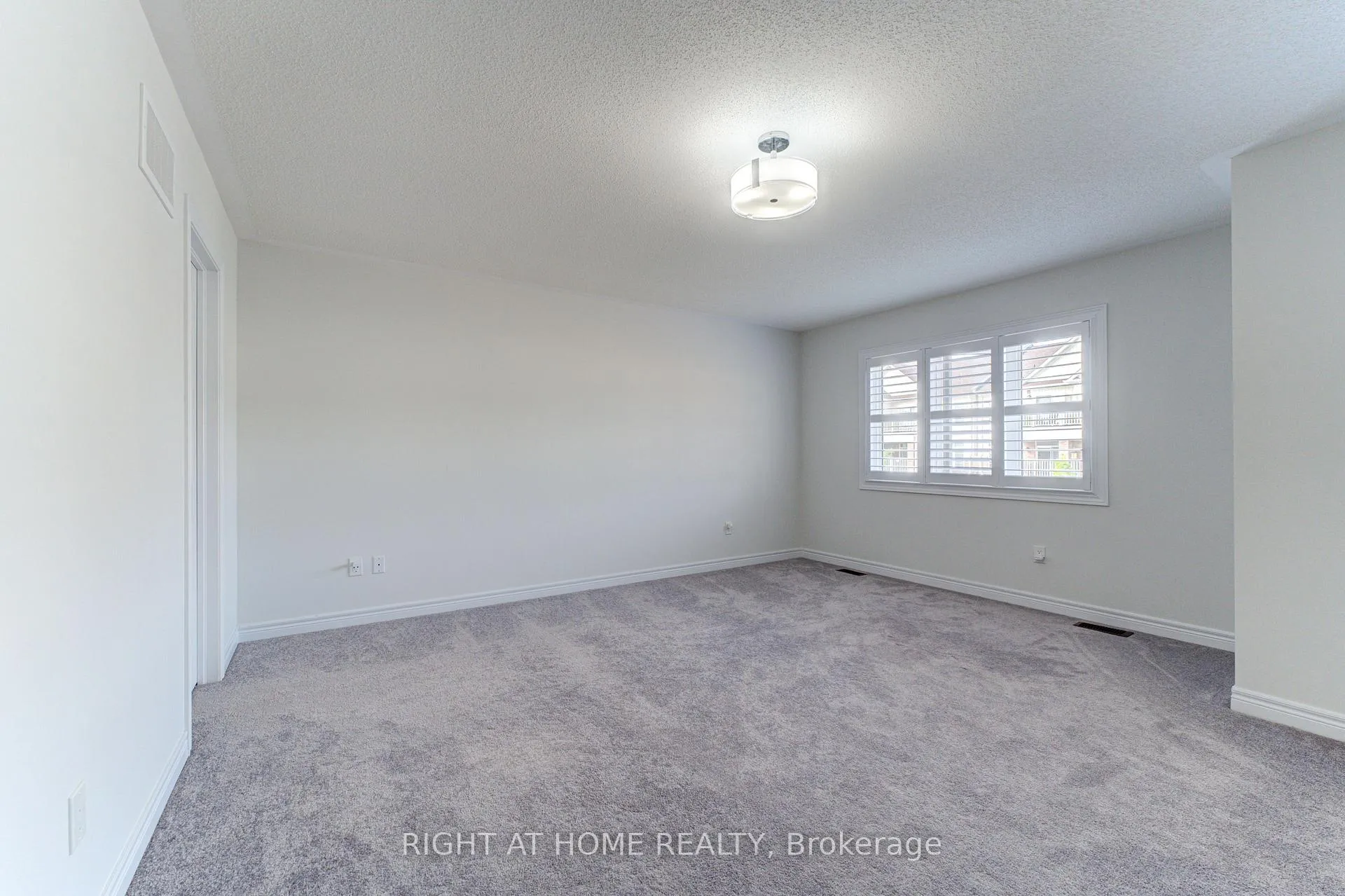 Photo 17 of 39 Drake Avenue, Brant, Paris — HOMEH