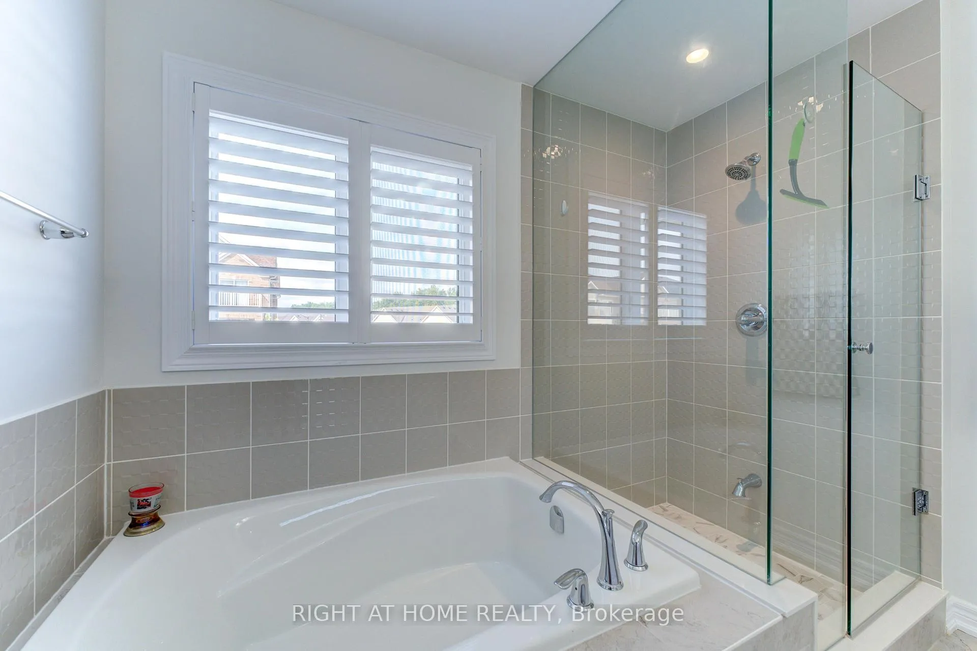 Photo 21 of 39 Drake Avenue, Brant, Paris — HOMEH