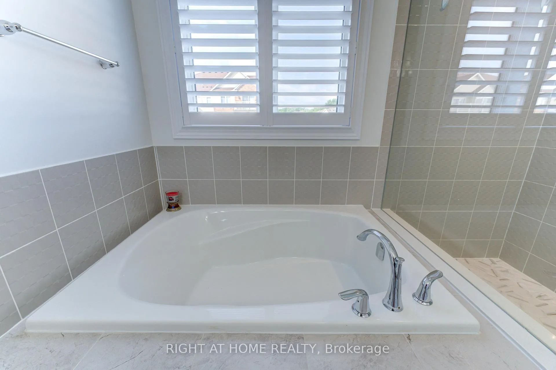 Photo 22 of 39 Drake Avenue, Brant, Paris — HOMEH
