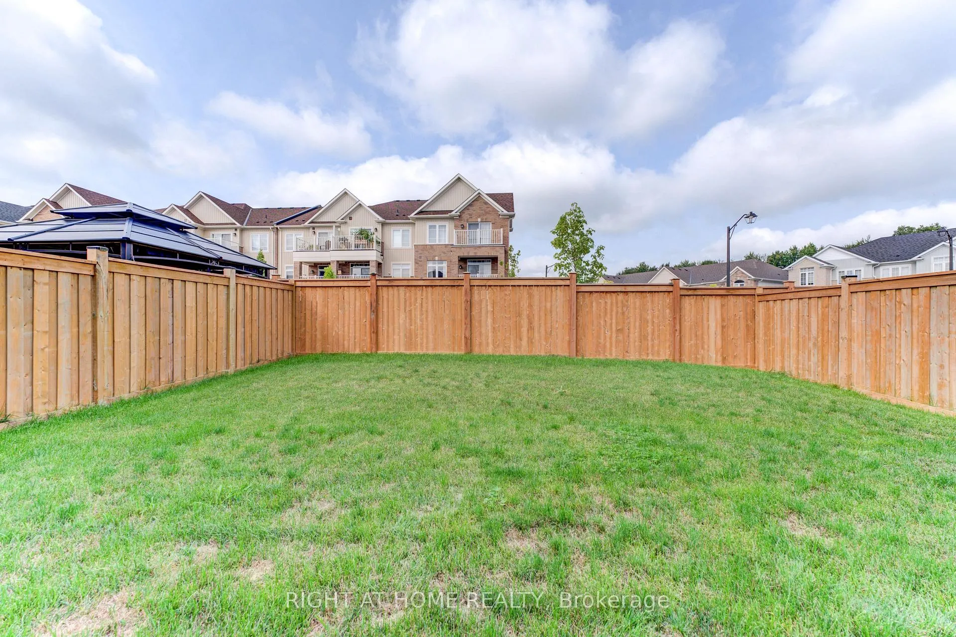 Photo 31 of 39 Drake Avenue, Brant, Paris — HOMEH