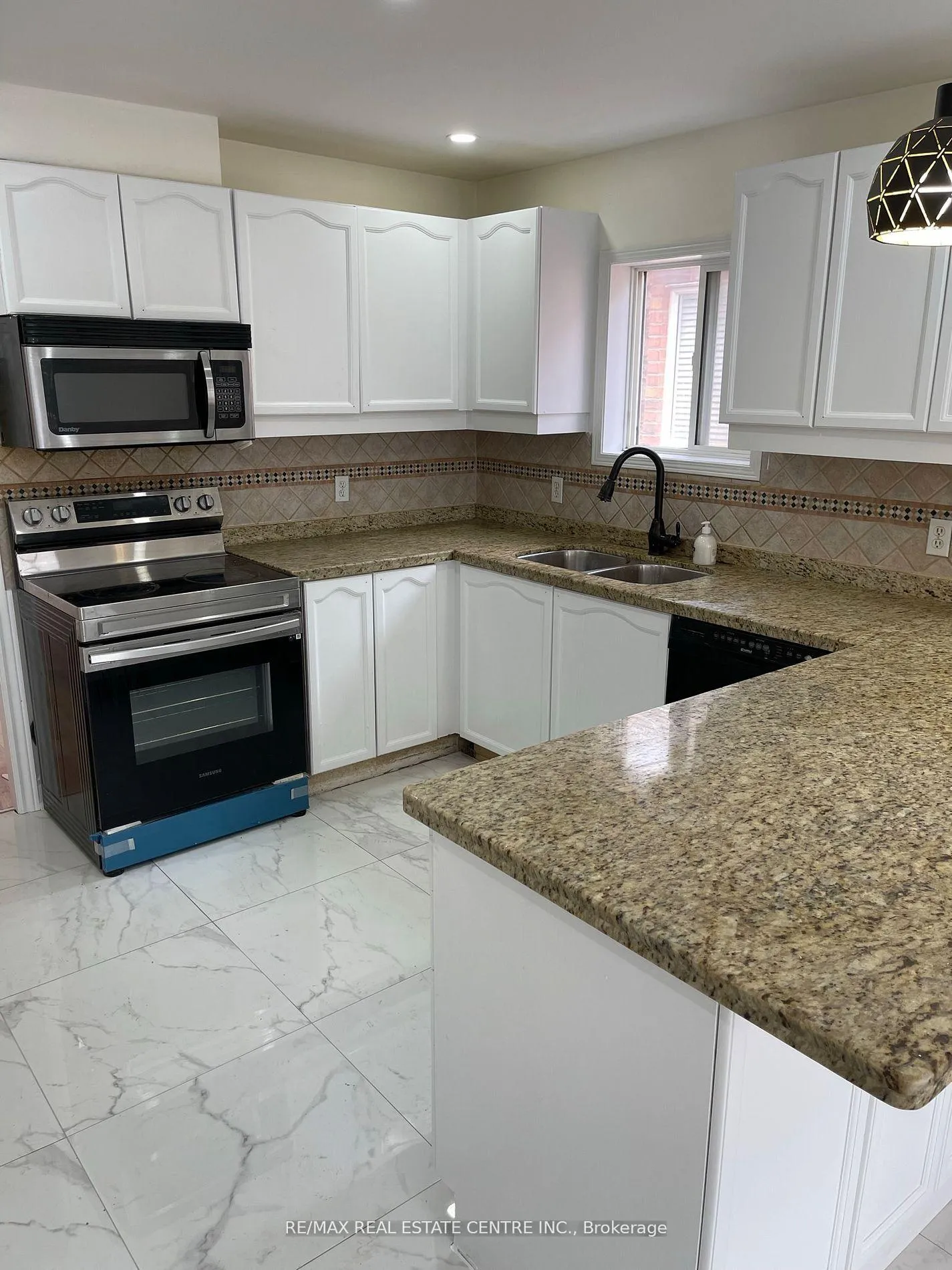 Photo 11 of 204 Van Scott (Upper) Drive, Brampton, Northwest Sandalwood Parkway — HOMEH