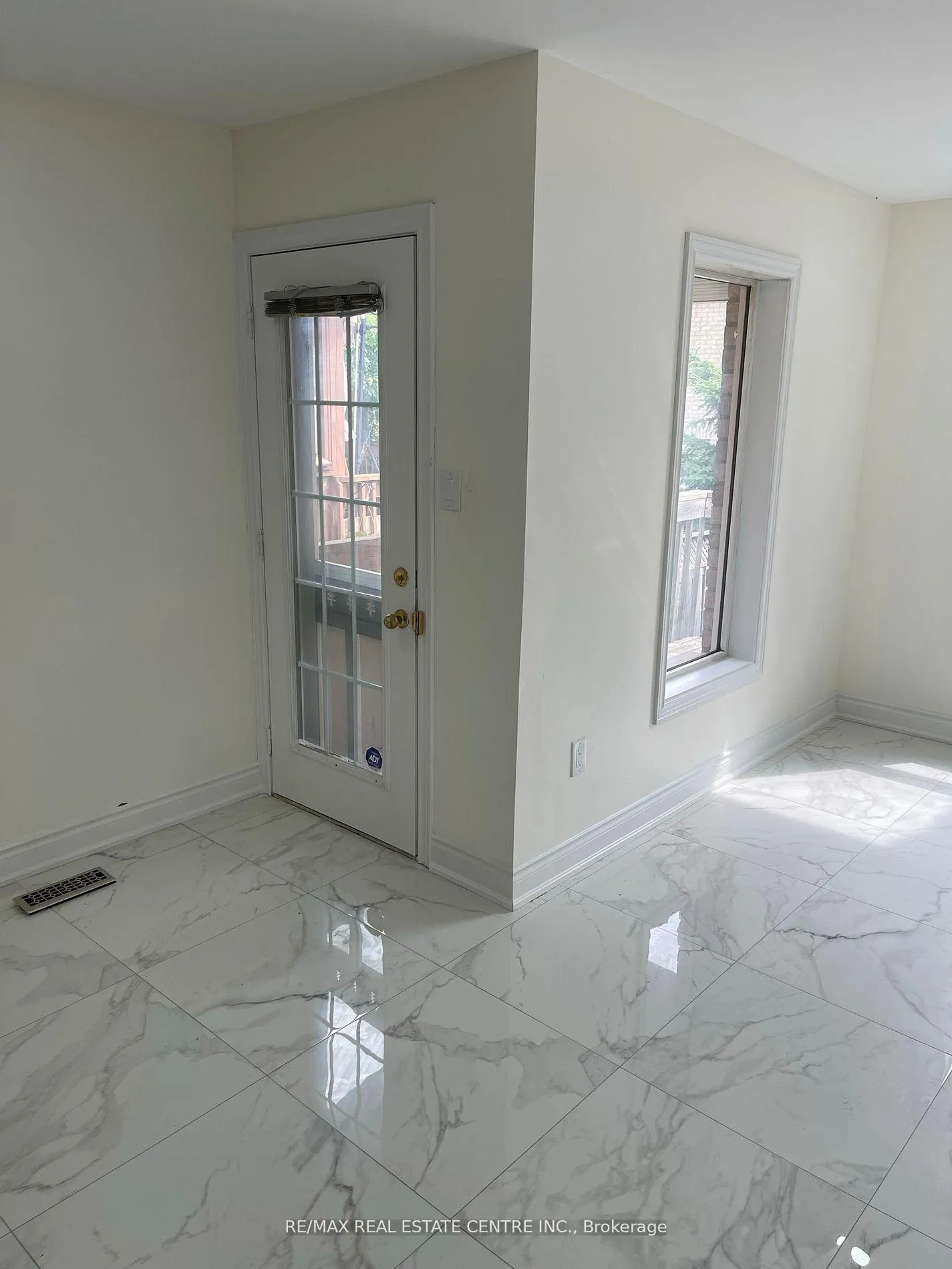 Photo 15 of 204 Van Scott (Upper) Drive, Brampton, Northwest Sandalwood Parkway — HOMEH