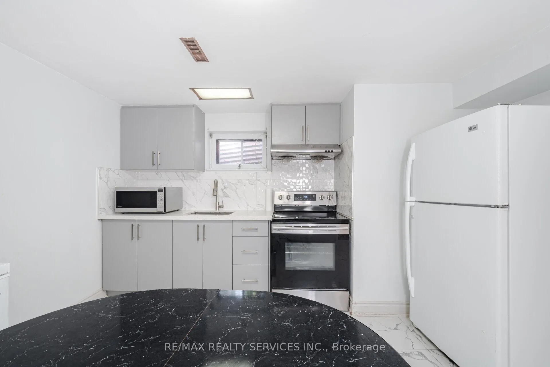 Photo 35 of 139 Rutherford Road N, Brampton, Madoc — HOMEH