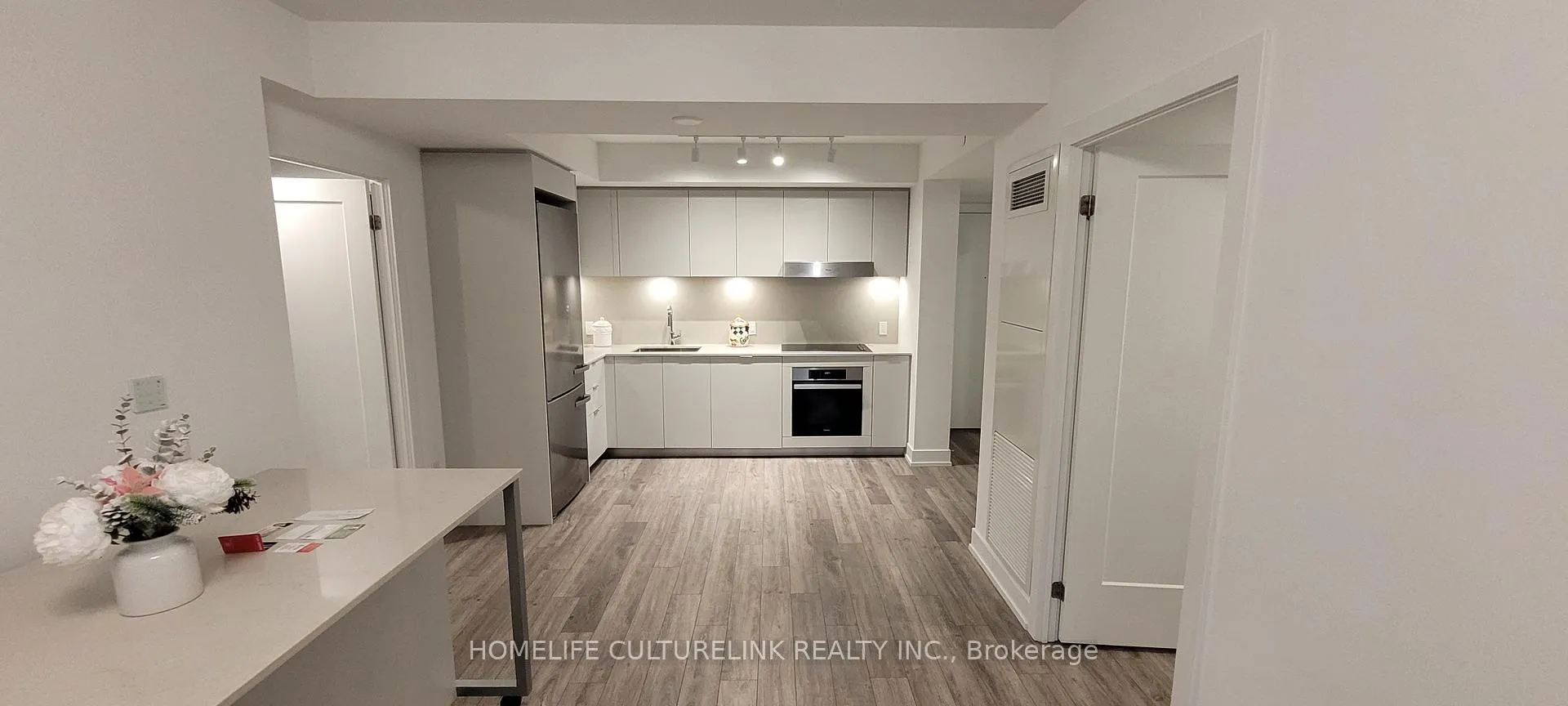 Photo 8 of Unit 520, 8 Cedarland Drive, Markham, Unionville — HOMEH