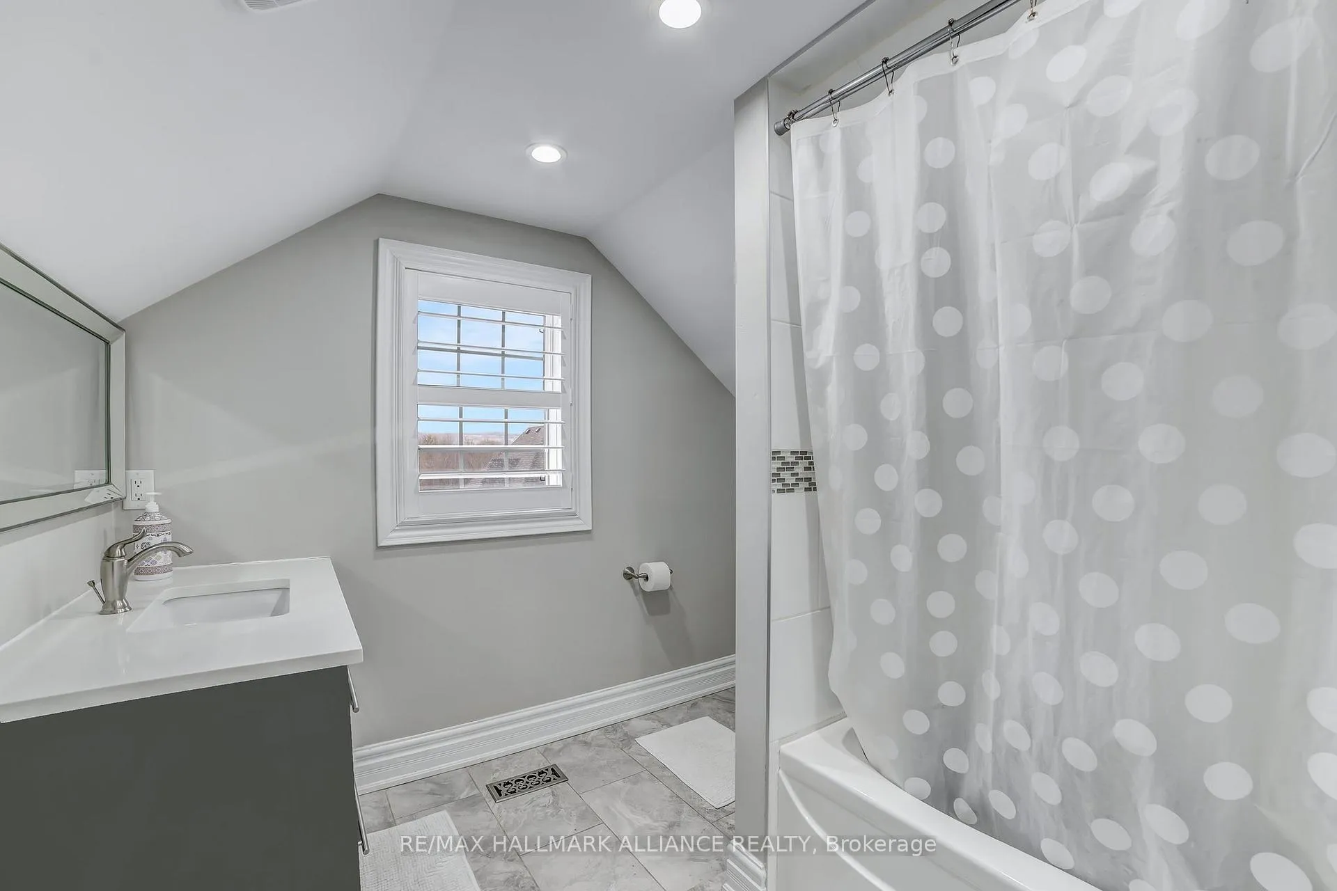 Photo 32 of 53 Windemere Road, Hamilton, Stoney Creek — HOMEH