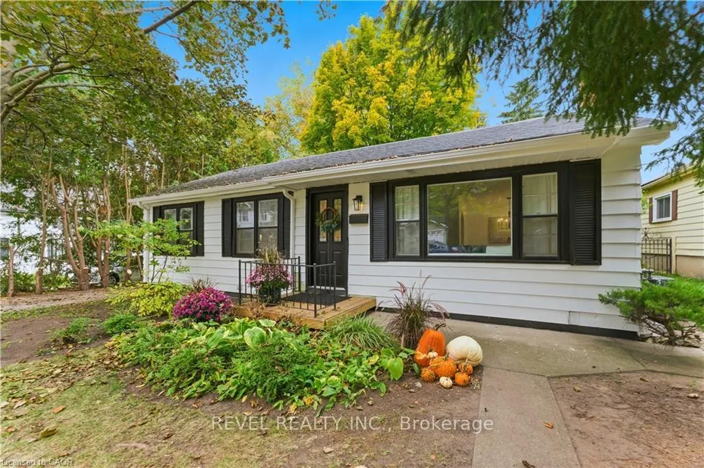 Photo 2 of 31 Academy Street, Hamilton, Ancaster — HOMEH