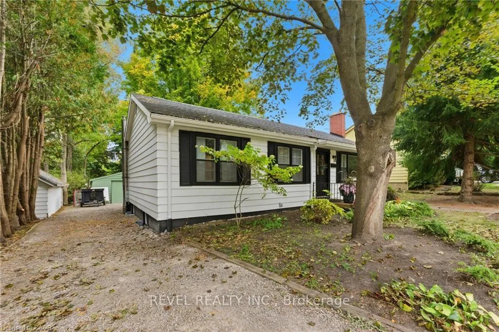 Photo 3 of 31 Academy Street, Hamilton, Ancaster — HOMEH