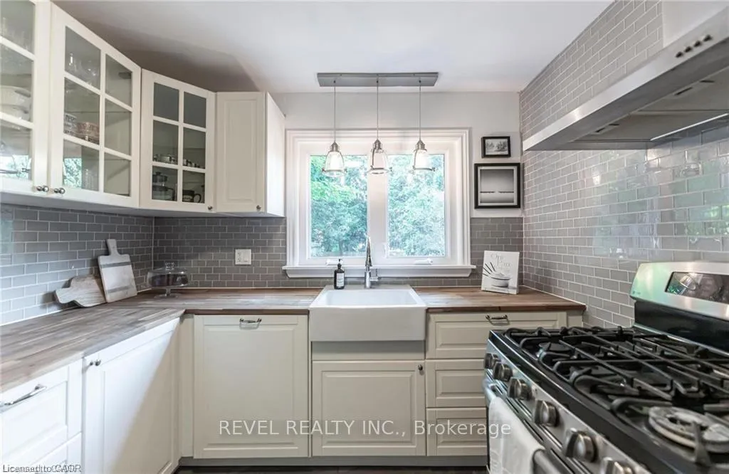 Photo 10 of 31 Academy Street, Hamilton, Ancaster — HOMEH
