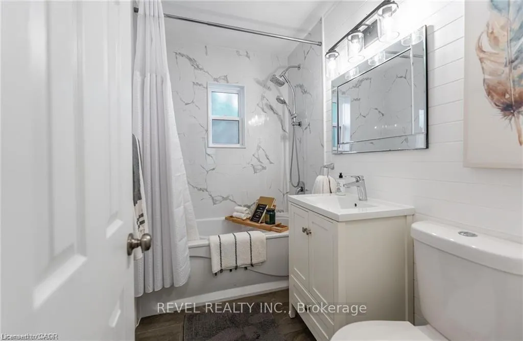Photo 11 of 31 Academy Street, Hamilton, Ancaster — HOMEH