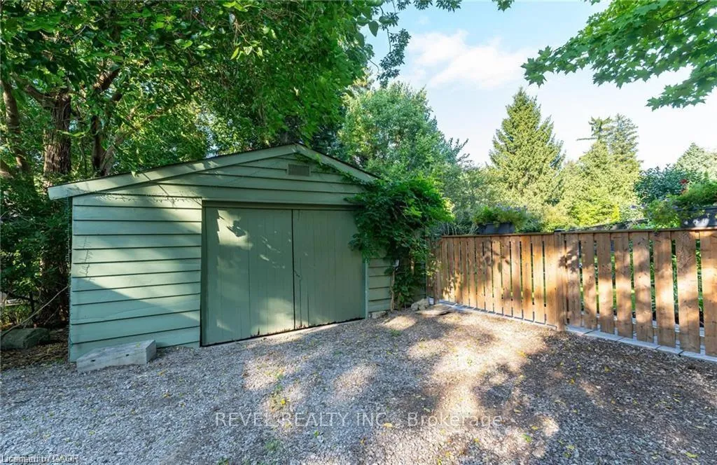 Photo 23 of 31 Academy Street, Hamilton, Ancaster — HOMEH