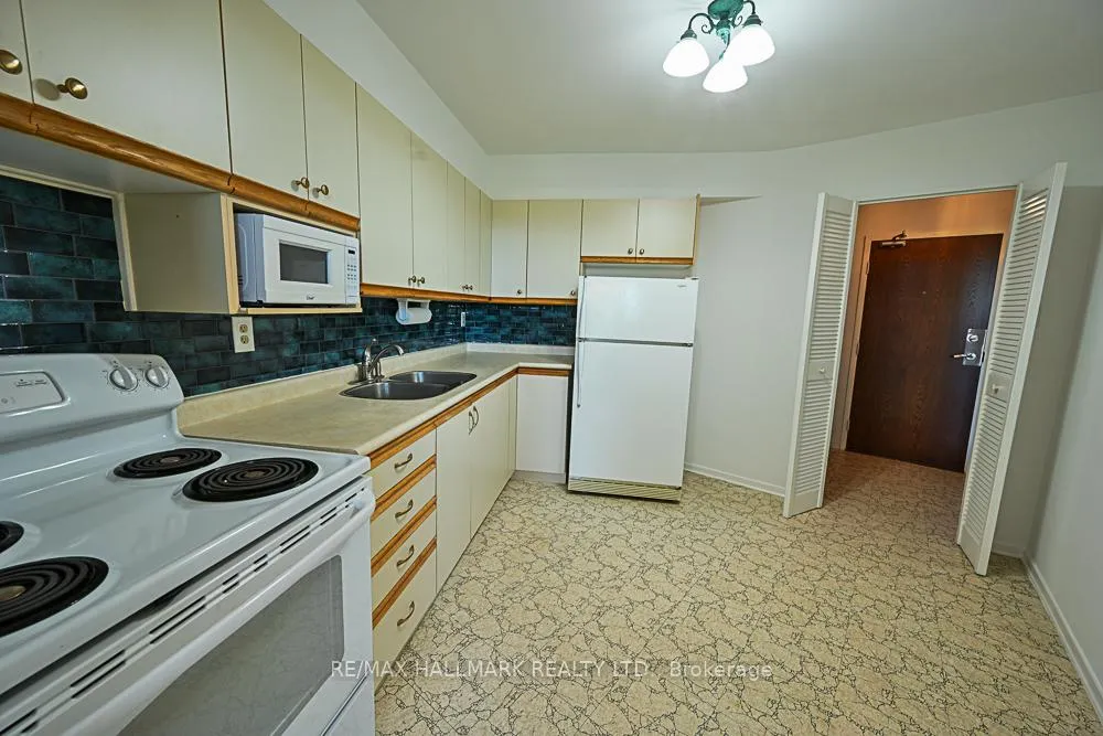 Photo 8 of Unit 504, 980 Broadview Avenue, Toronto, Broadview North — HOMEH
