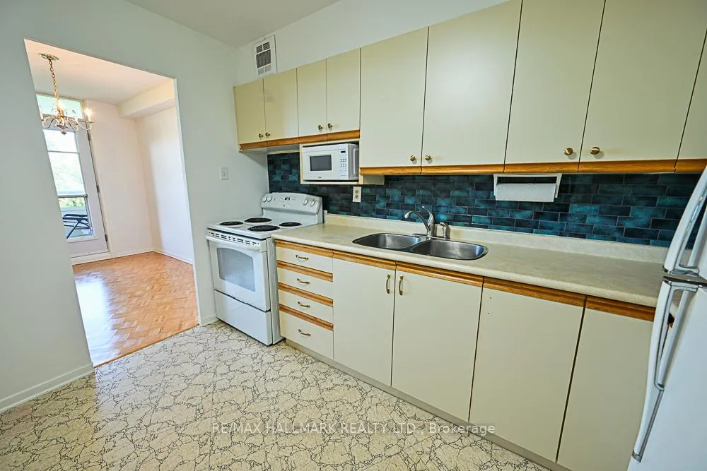 Photo 9 of Unit 504, 980 Broadview Avenue, Toronto, Broadview North — HOMEH