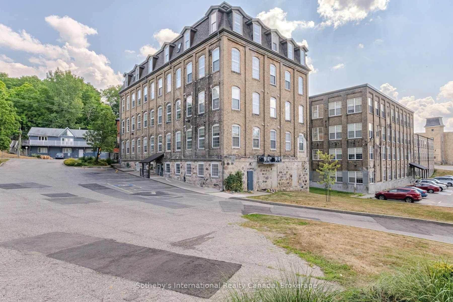 Photo 3 of Unit 402, 140 West River Street, Brant, Paris — HOMEH